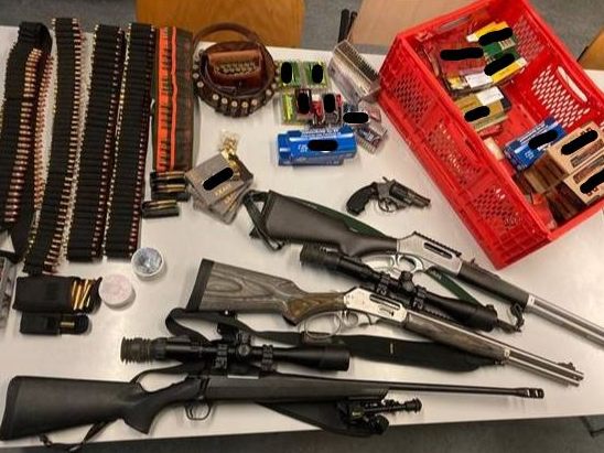 Die WEGA konnte bei dem 54-Jährigen in Wien-Ottakring mehrere Schusswaffen und Munition sicherstellen.