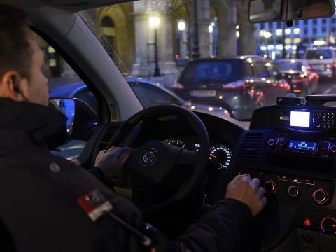 Der Alkolenker beschäfigte zehn Autos in Wien.