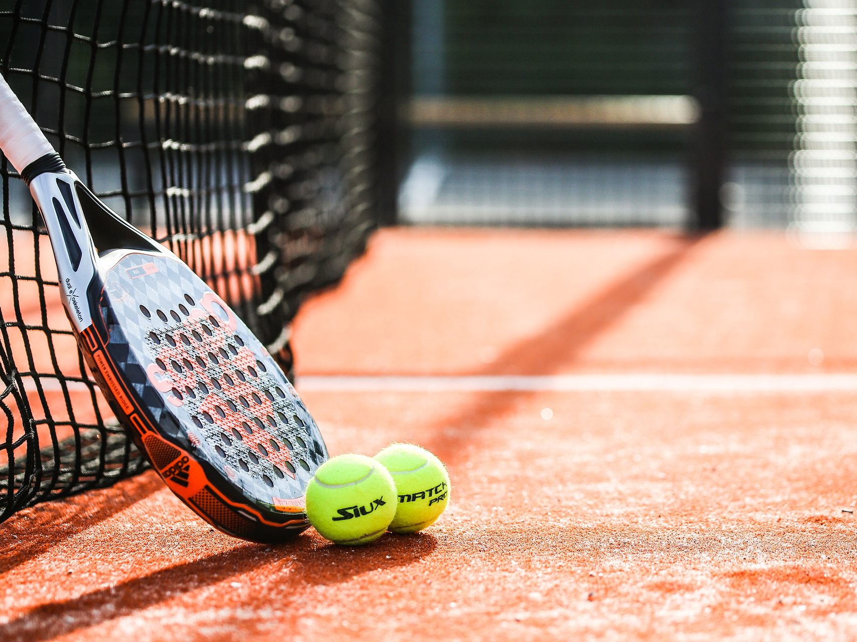 Tischtennis, Badminton, Squash und Tennis gehören zu Racketlon