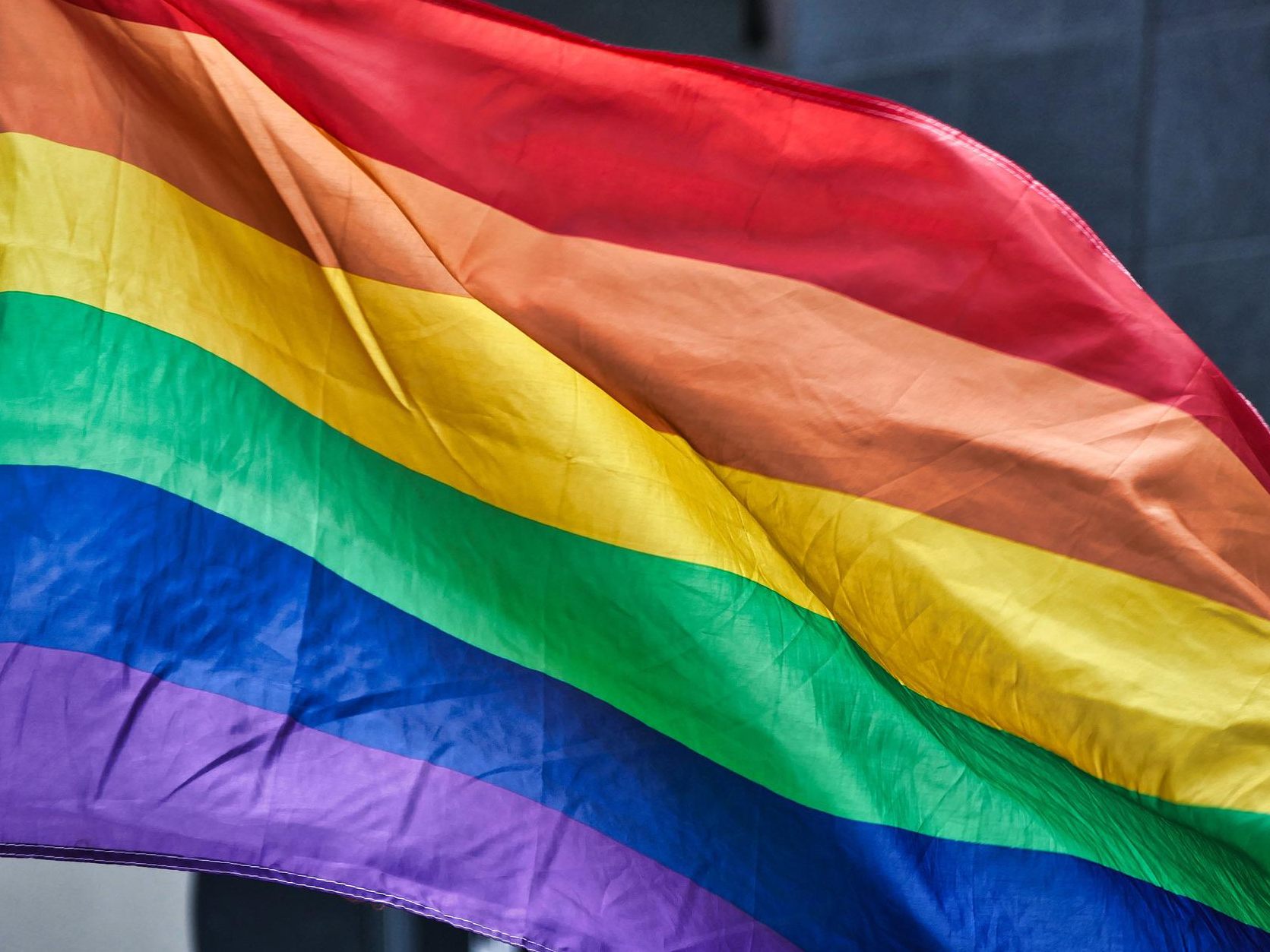 Unbekannte Täter haben eine Regenbogenfahne bei der Montanuniversität Leoben zerrissen Unbekannte Täter haben eine Regenbogenfahne bei der Montanuniversität Leoben zerrissen