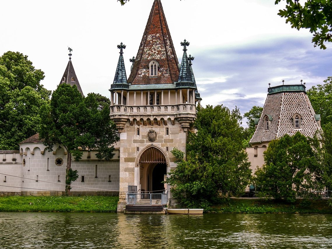 Land NÖ und Stadt Wien investieren zehn Millionen Euro in die Sanierung von Schloss Laxenburg. Land NÖ und Stadt Wien investieren zehn Millionen Euro in die Sanierung von Schloss Laxenburg.