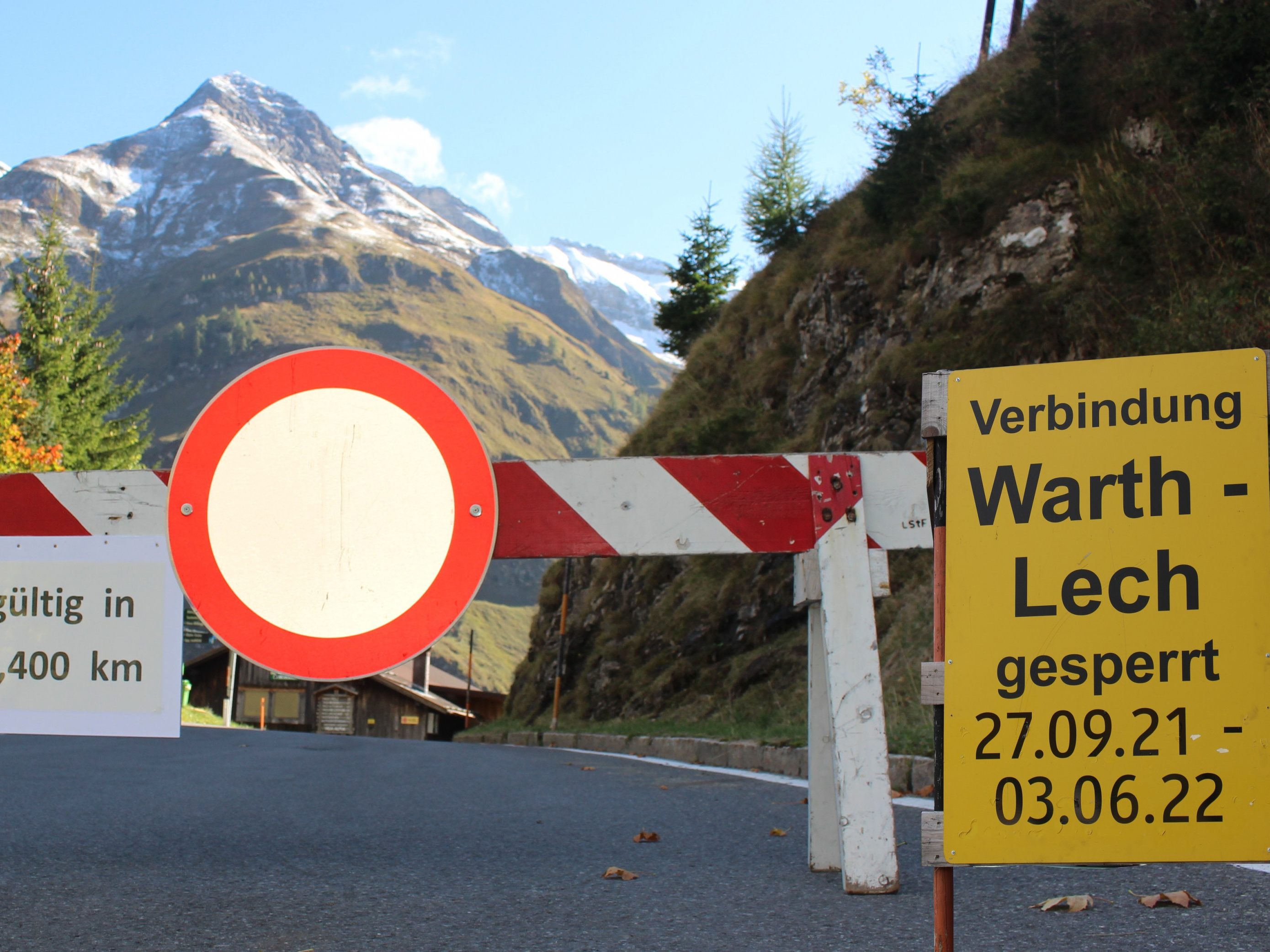 Für 3. Juni war die Aufhebung der Sperre Warth - Lech vorgesehen. Gutes Wetter und rascher Baufortschritt machten dies schon Mitte Mai möglich. Für 3. Juni war die Aufhebung der Sperre Warth - Lech vorgesehen. Gutes Wetter und rascher Baufortschritt machten dies schon Mitte Mai möglich.