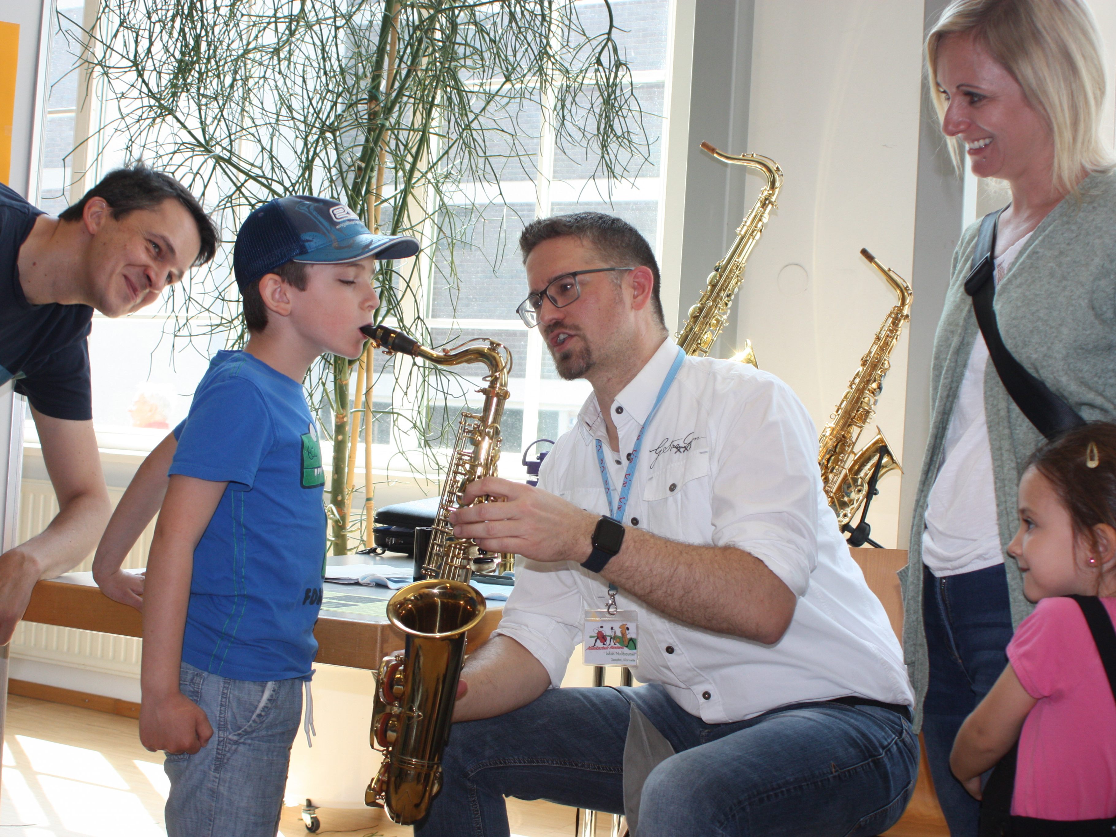 Lukas Nußbaumer zeigte den jungen Kids die ersten Schritte für das Erlernen vom Instrument