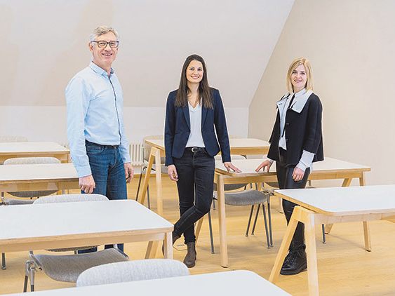 Reinhard Spiegel, Sarah Isele uns Sarah Bitschnau stehen hinter „Zukunft mit Plan“, dem neuen Service der AK Vorarlberg. (Foto: Jürgen Gorbach/ AK)