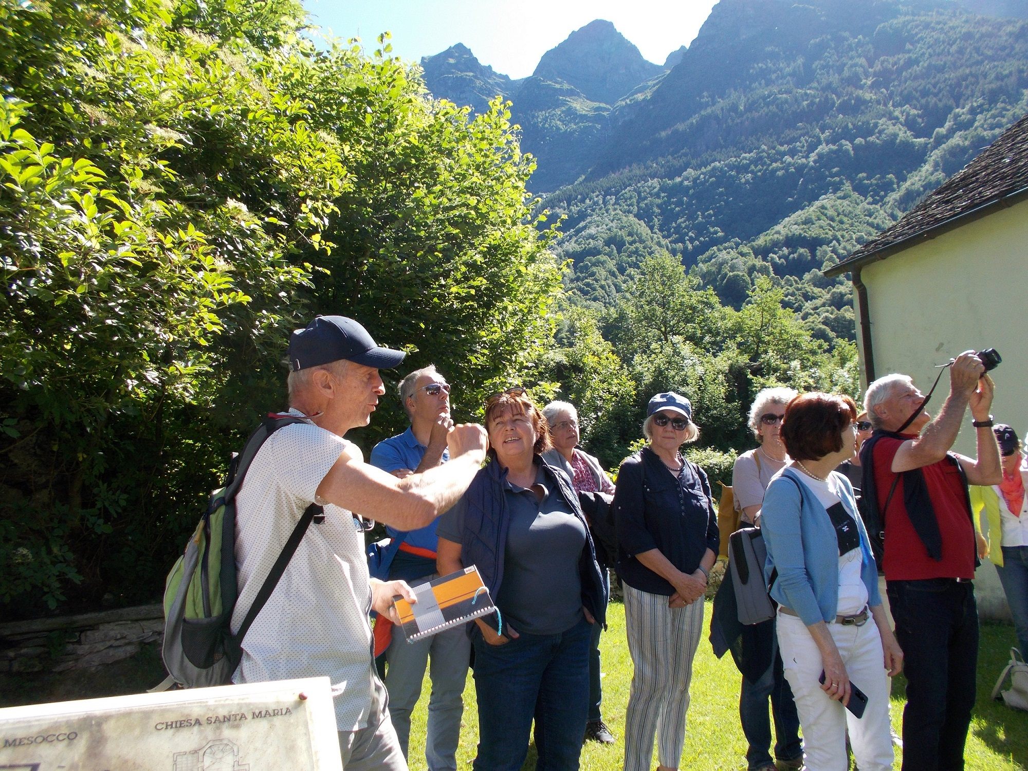 Rudi Hirnböck erläutert den interessierten Teilnehmern den geschichtlichen  Ablauf der Burganlage in Mesocco