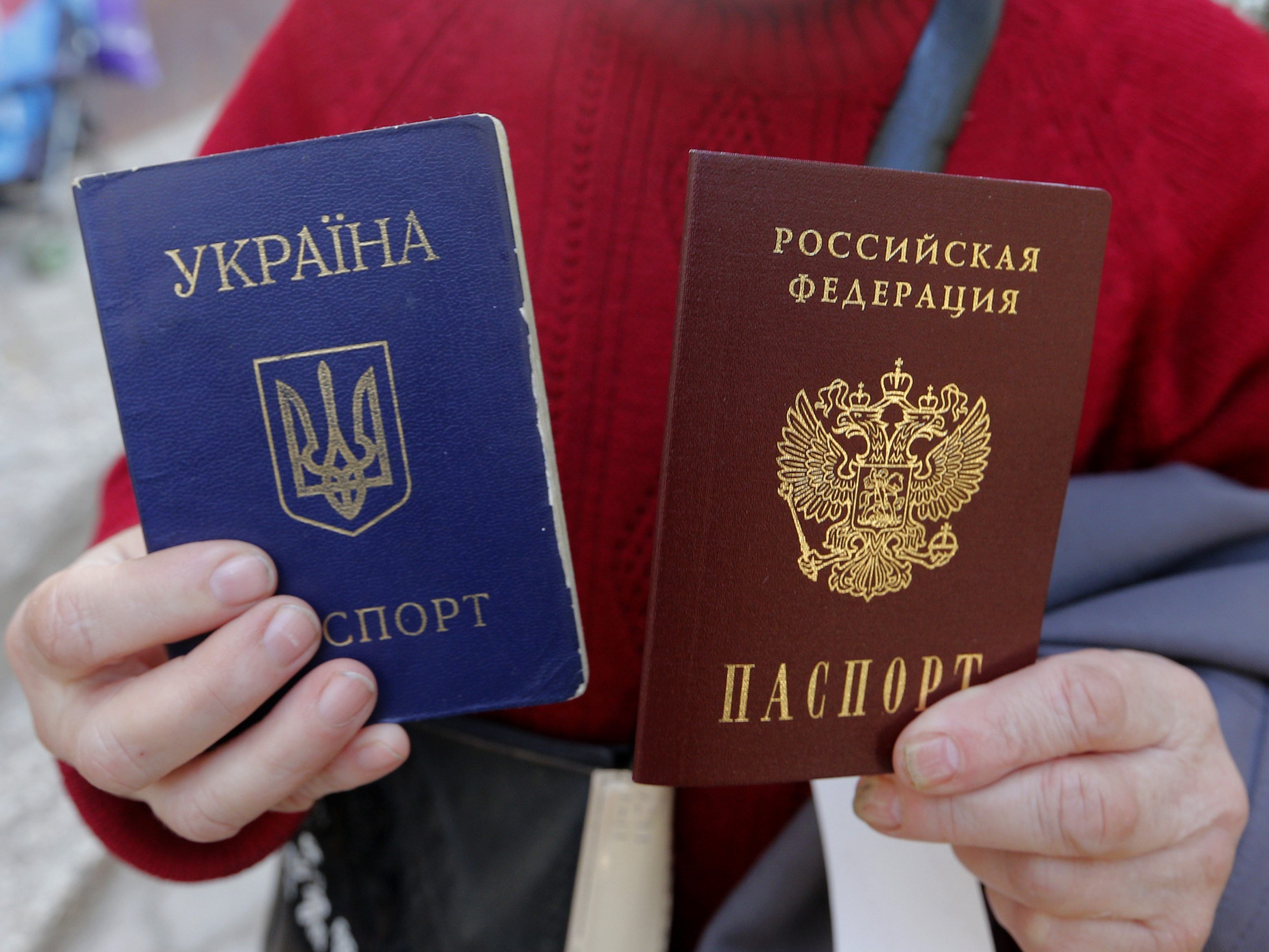 Die Empfänger der Pässe würden danach als vollwertige Bürger Russlands betrachtet. Die Empfänger der Pässe würden danach als vollwertige Bürger Russlands betrachtet.