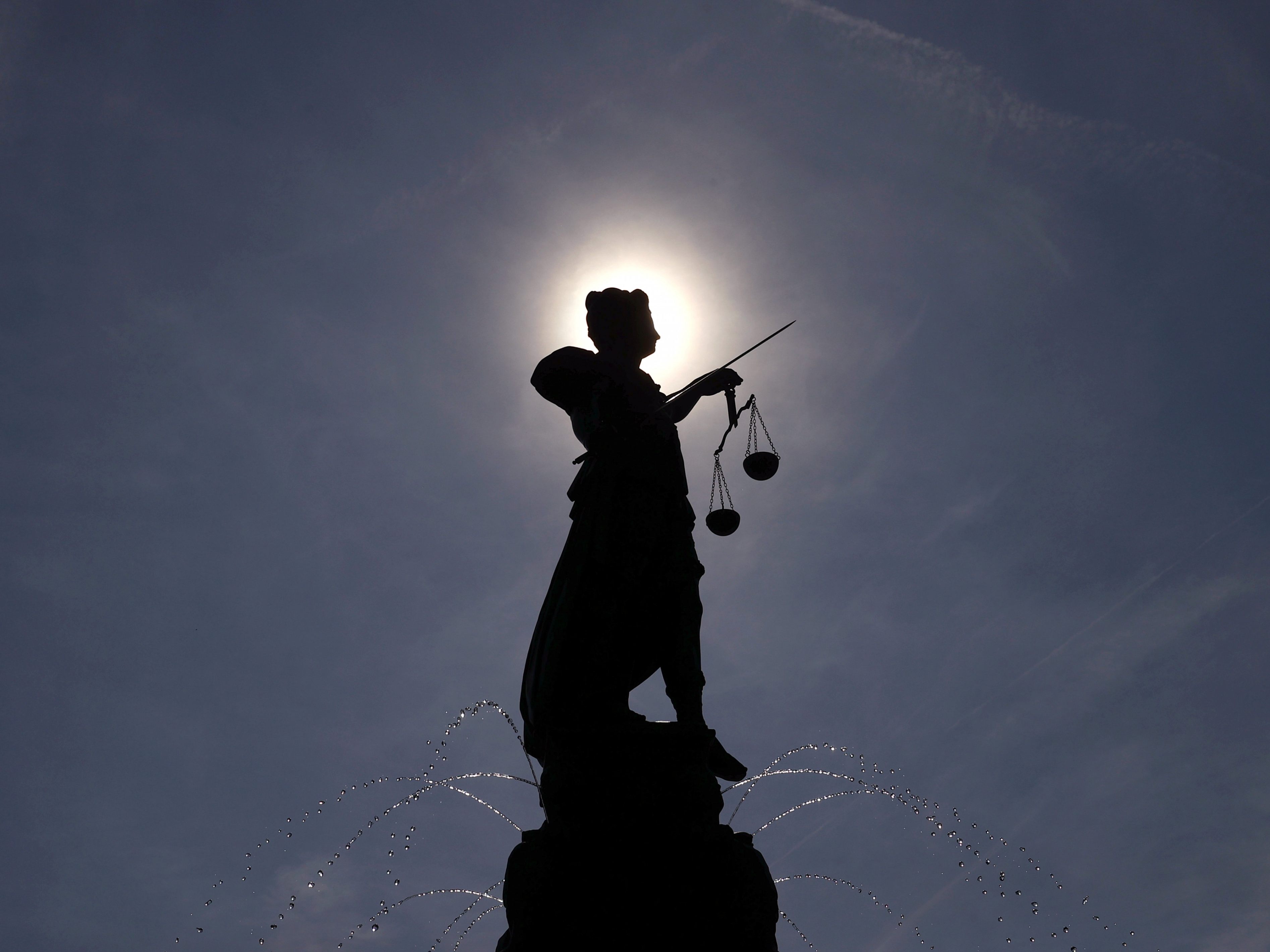 Handelsgericht Wien: Klausel bei Helvetia für nicht zulässig erklärt. Im Bild zu sehen: Eine Justitia-Statue.