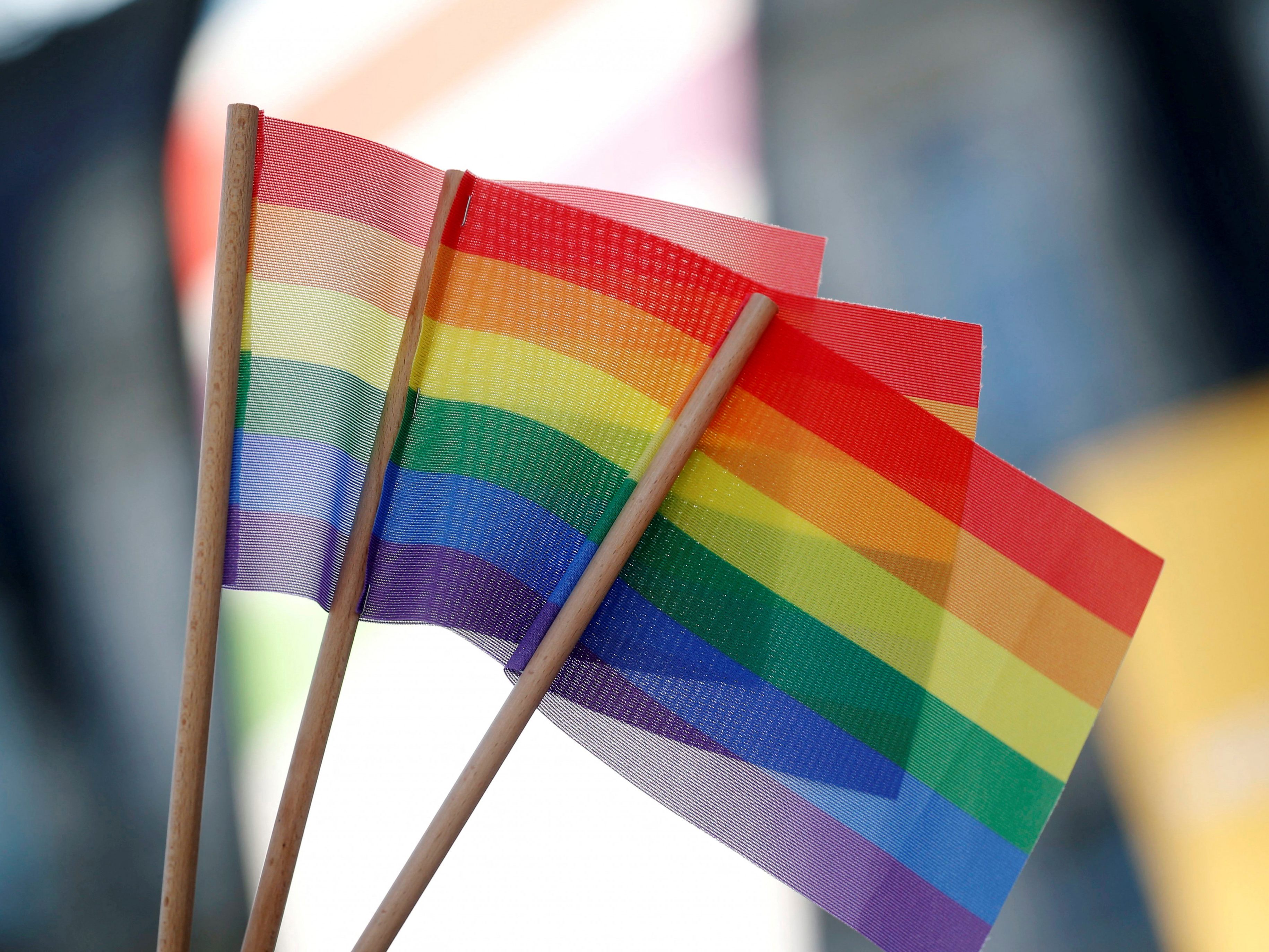 Wien-Mariahilf: Vor dem Eingang einer Bücherei-Zweigstelle wurde eine Mauer mit der Aufschrift "nopridemonth" errichtet.