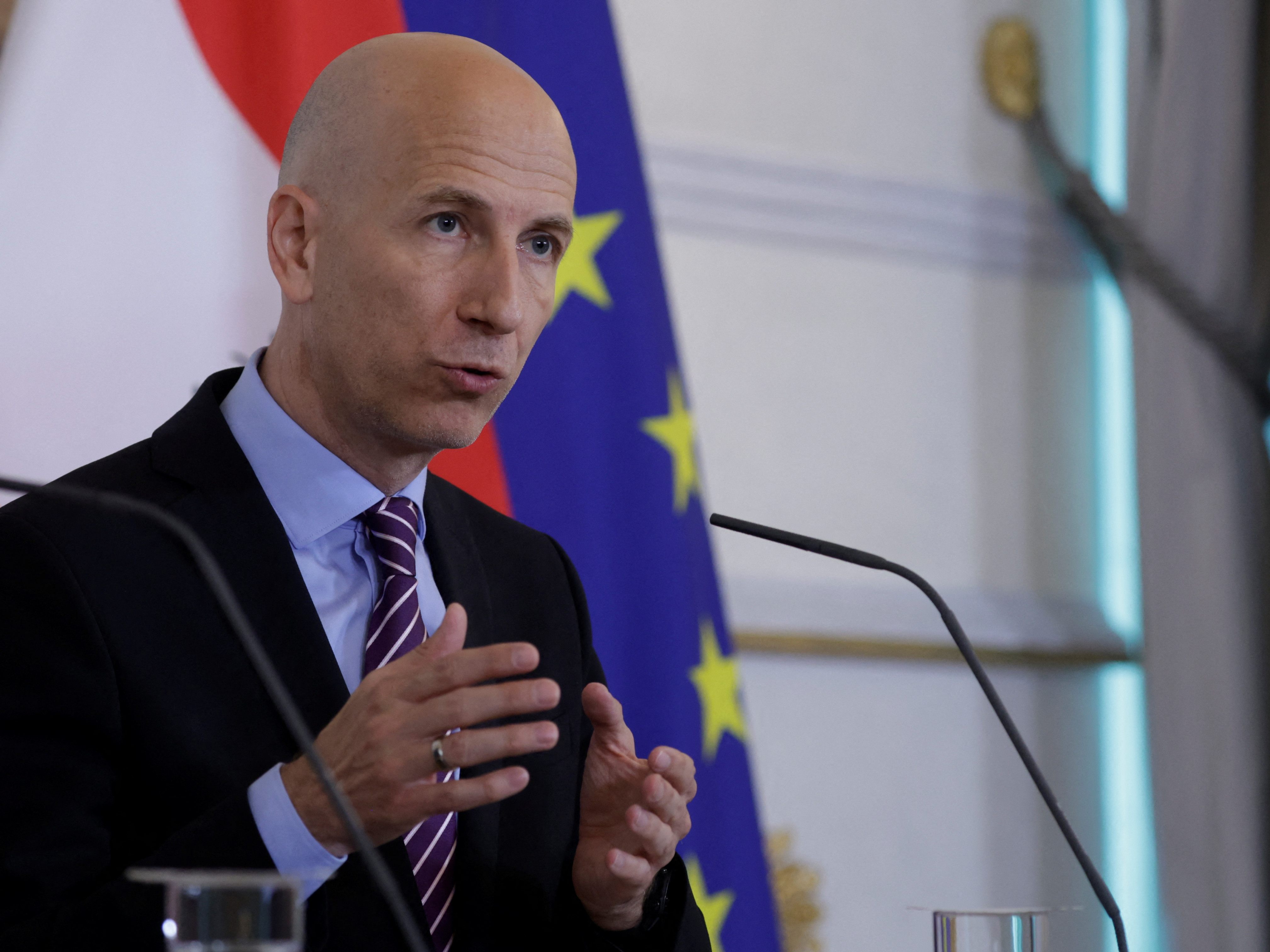 Laut Arbeitsminister Martin Kocher (ÖVP) gingen die Voranmeldungen zur Kurzarbeit in Österreich um über 45 Prozent zurück. Laut Arbeitsminister Martin Kocher (ÖVP) gingen die Voranmeldungen zur Kurzarbeit in Österreich um über 45 Prozent zurück.
