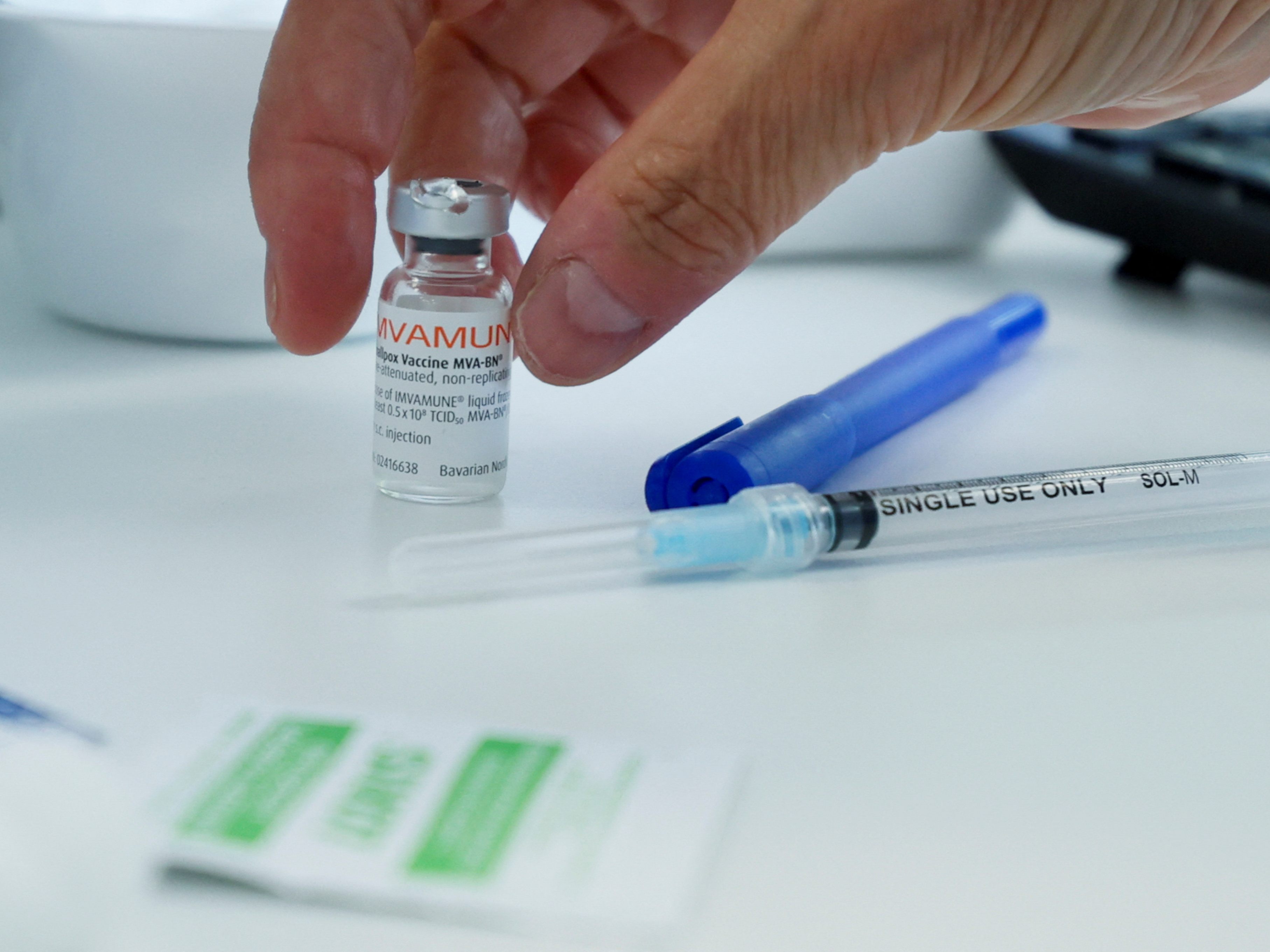 Laut WHO bietet die Pockenimpfung einen 85-prozentigen Schutz gegen eine Infektion mit Affenpocken. Laut WHO bietet die Pockenimpfung einen 85-prozentigen Schutz gegen eine Infektion mit Affenpocken.
