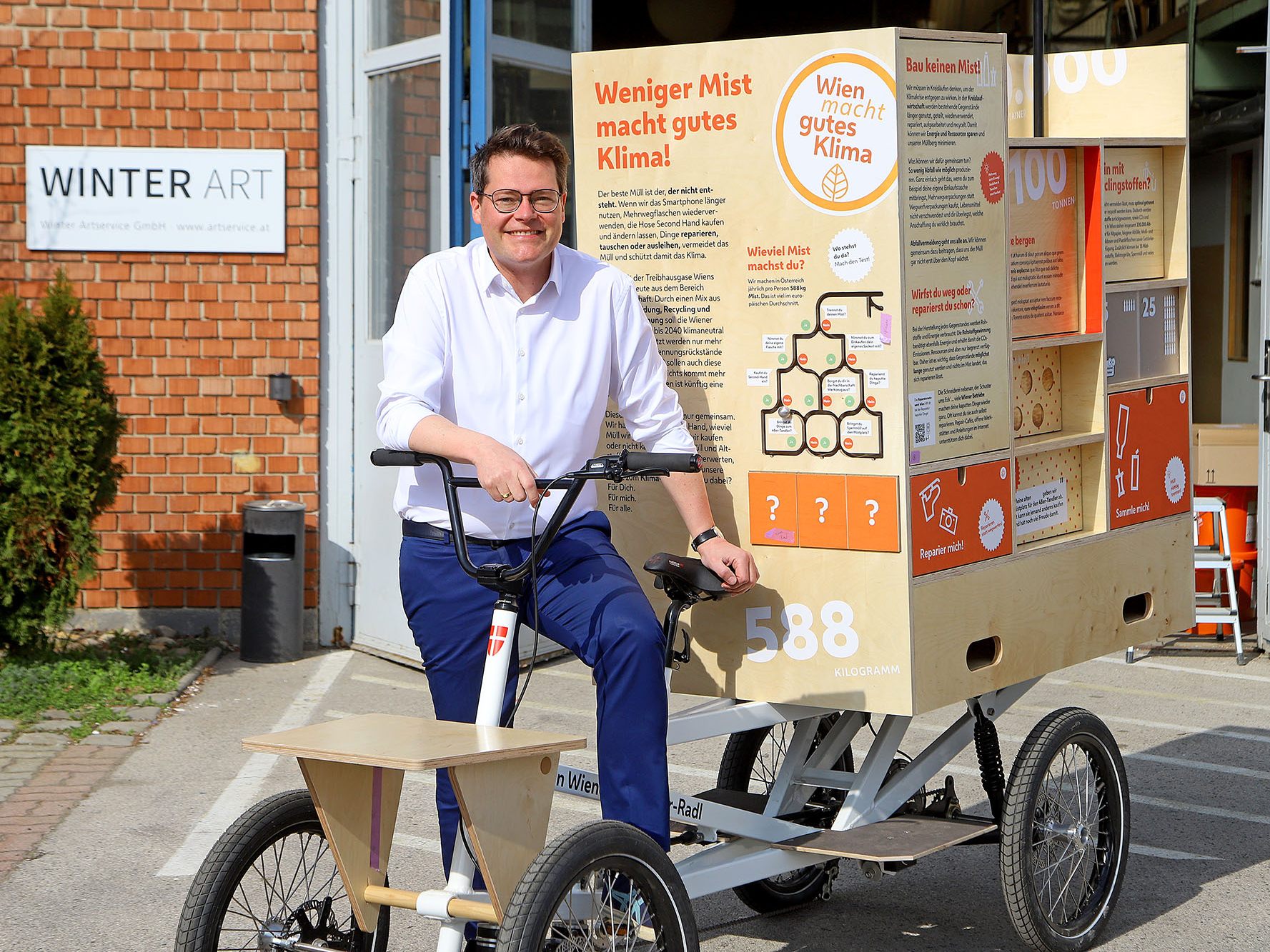 Klimastadtrat Jürgen Czernohorszky mit dem Wiener Klima-Tour Fahrrad.