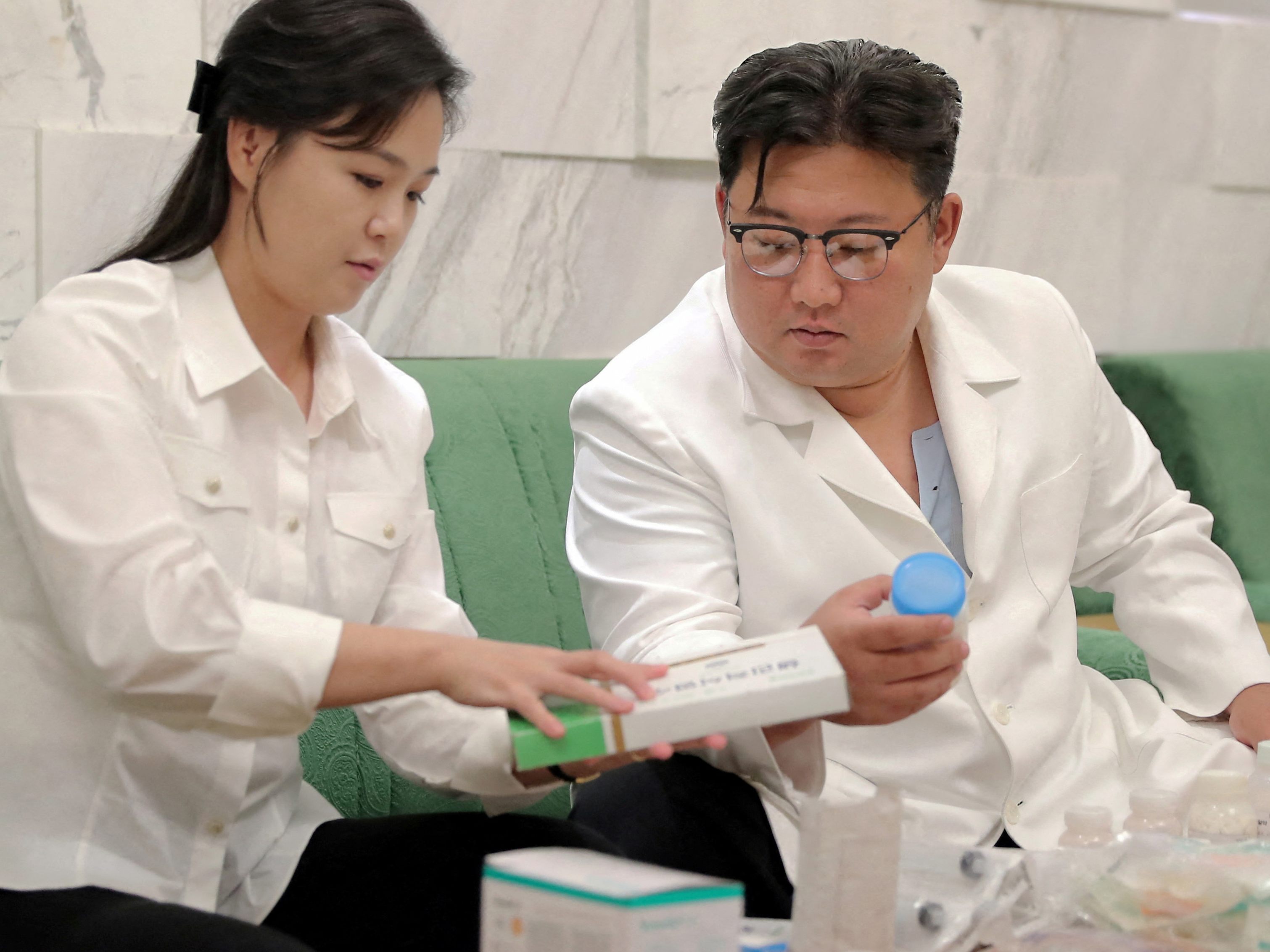 Machthaber Kim Jong-un und seine Ehefrau verpacken medienwirksam Medizin. Machthaber Kim Jong-un und seine Ehefrau verpacken medienwirksam Medizin.