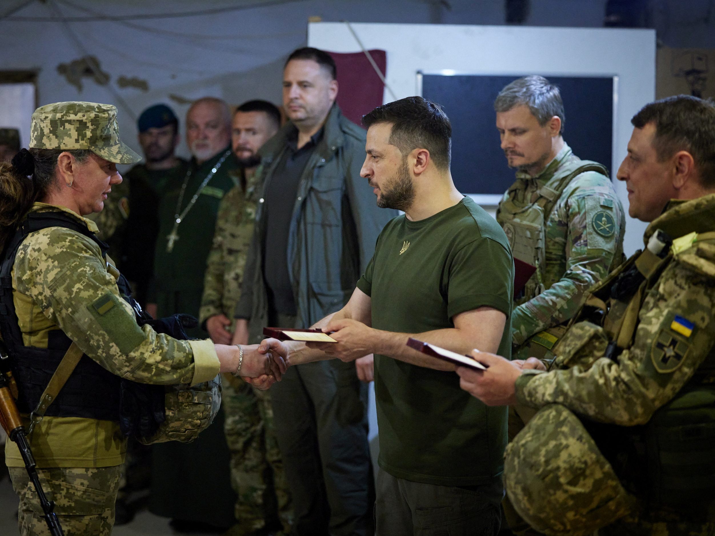 Der ukrainische Präsident Wolodymyr Selenskyj besuchte am Samstag eine Frontregion im Süden.