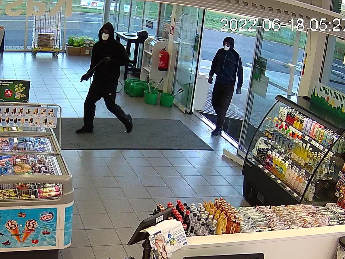 Bewaffnet und maskiert raubten die zwei Männer eine Tankstlele an der S6 aus. Bewaffnet und maskiert raubten die zwei Männer eine Tankstlele an der S6 aus.