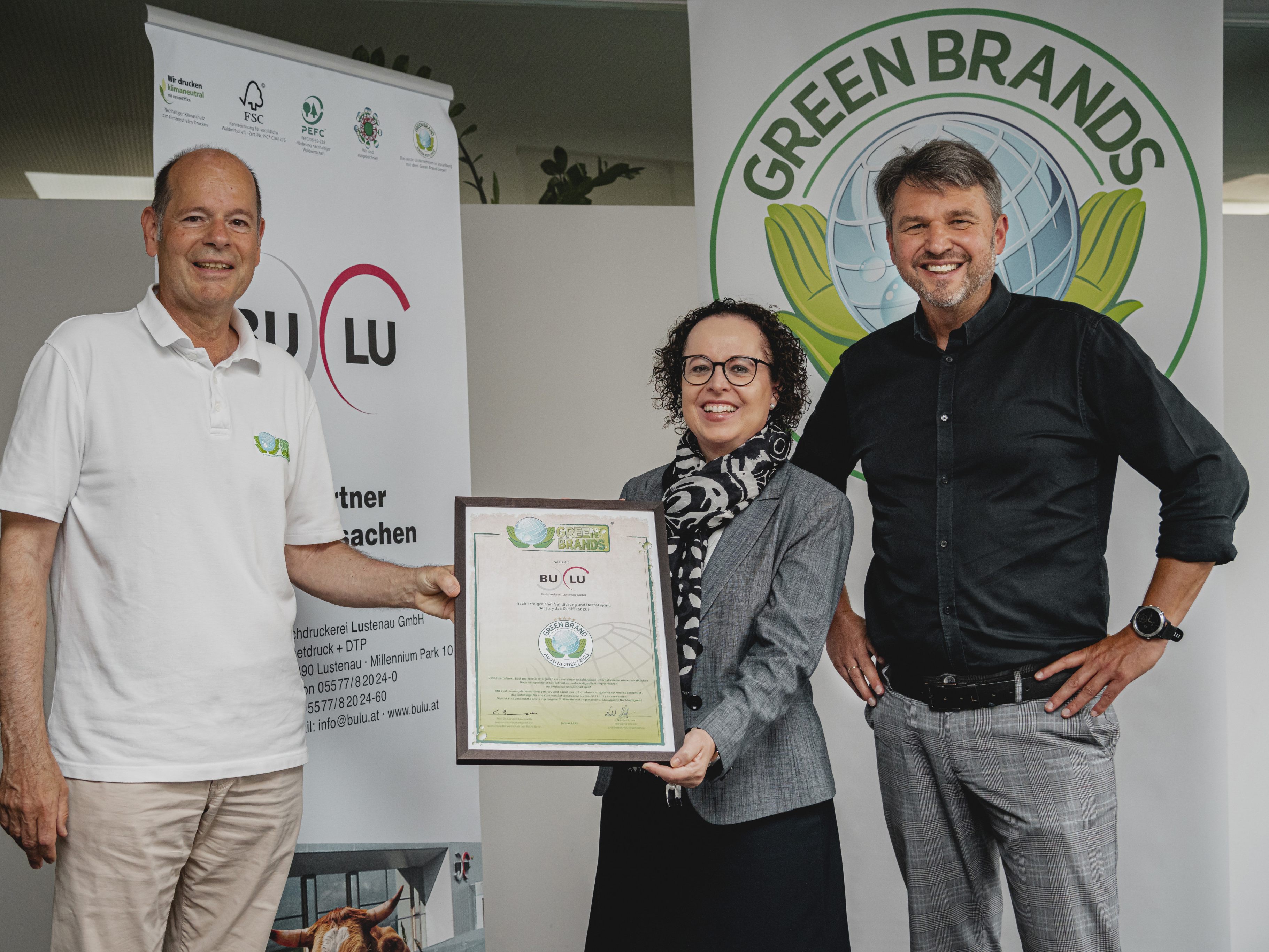 Norbert Lux (Green Brands), Christine Schwarz-Fuchs (BuLu-Geschäftsführerin) und Bürgermeister Kurt Fischer.