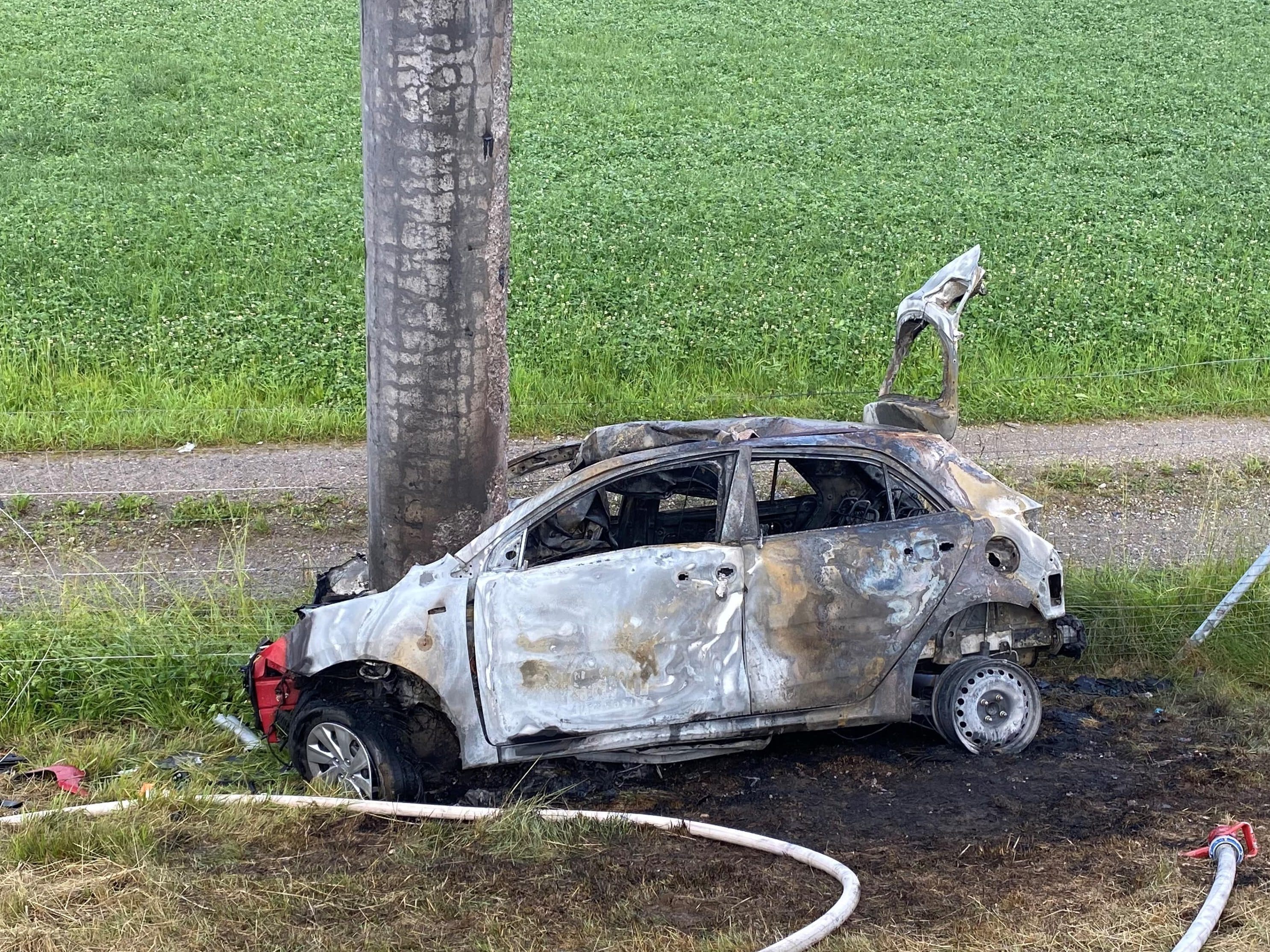 Im ausgebrannten Auto verstarb eine Person.