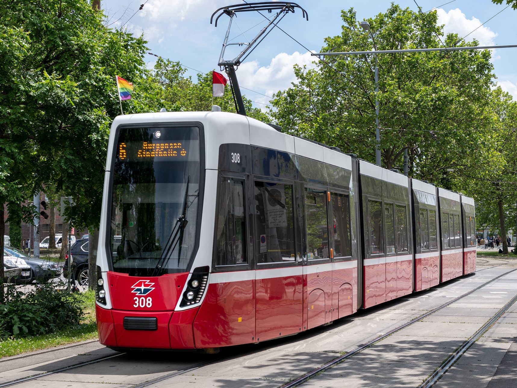 "Diskriminierung hat bei den Wiener Linien keinen Platz", so das Unternehmen. Im Bild: Eine Straßenbahn mit einer Regenbogen-Fahne. "Diskriminierung hat bei den Wiener Linien keinen Platz", so das Unternehmen. Im Bild: Eine Straßenbahn mit einer Regenbogen-Fahne.