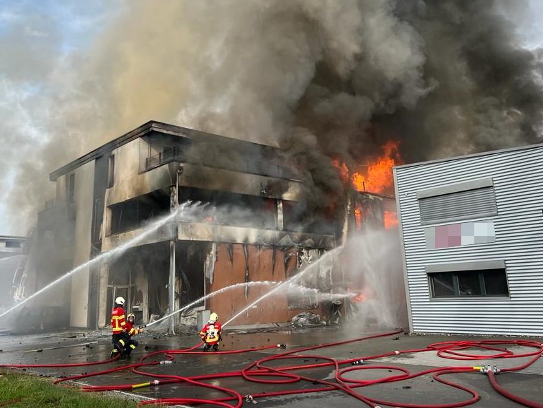 Der Brand zerstörte neben zwei Gewerbeliegenschaften auch eine Wohnung und diverse Fahrzeuge.