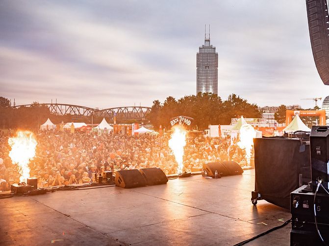 Am Donauinselfest 2022 wird auf der 88.6 Rock Bühne ordentlich gefeiert.