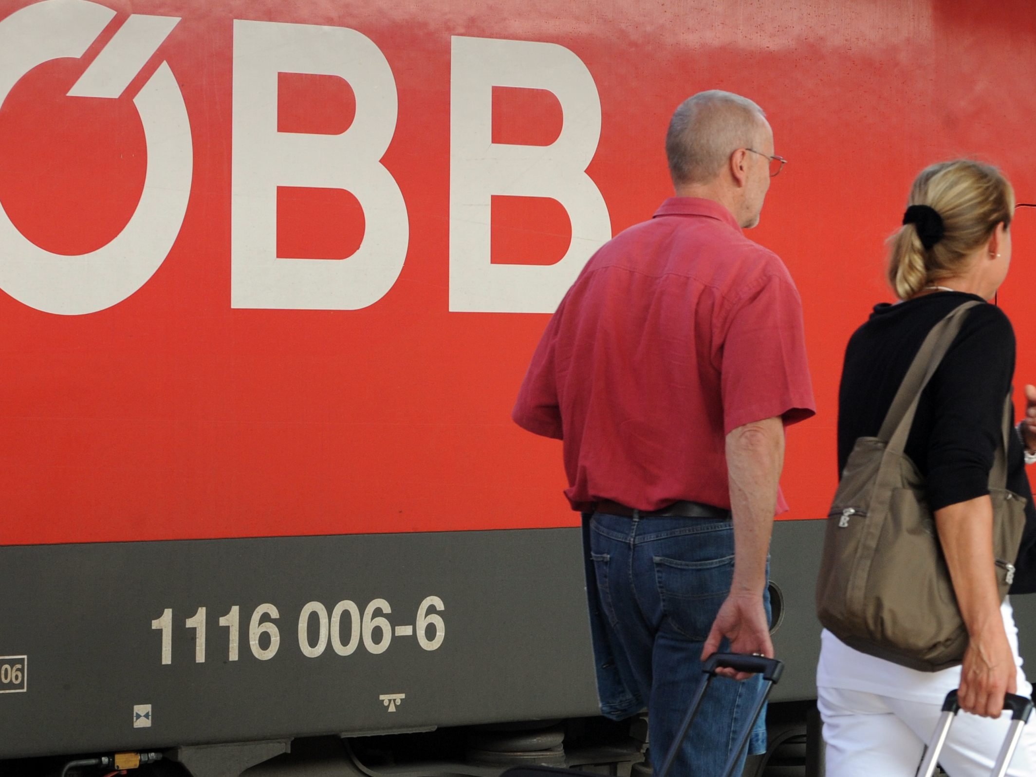 Bei der ÖBB kommt es aufgrund der vielen Reisenden zu keiner Reservierungspflicht. Bei der ÖBB kommt es aufgrund der vielen Reisenden zu keiner Reservierungspflicht.
