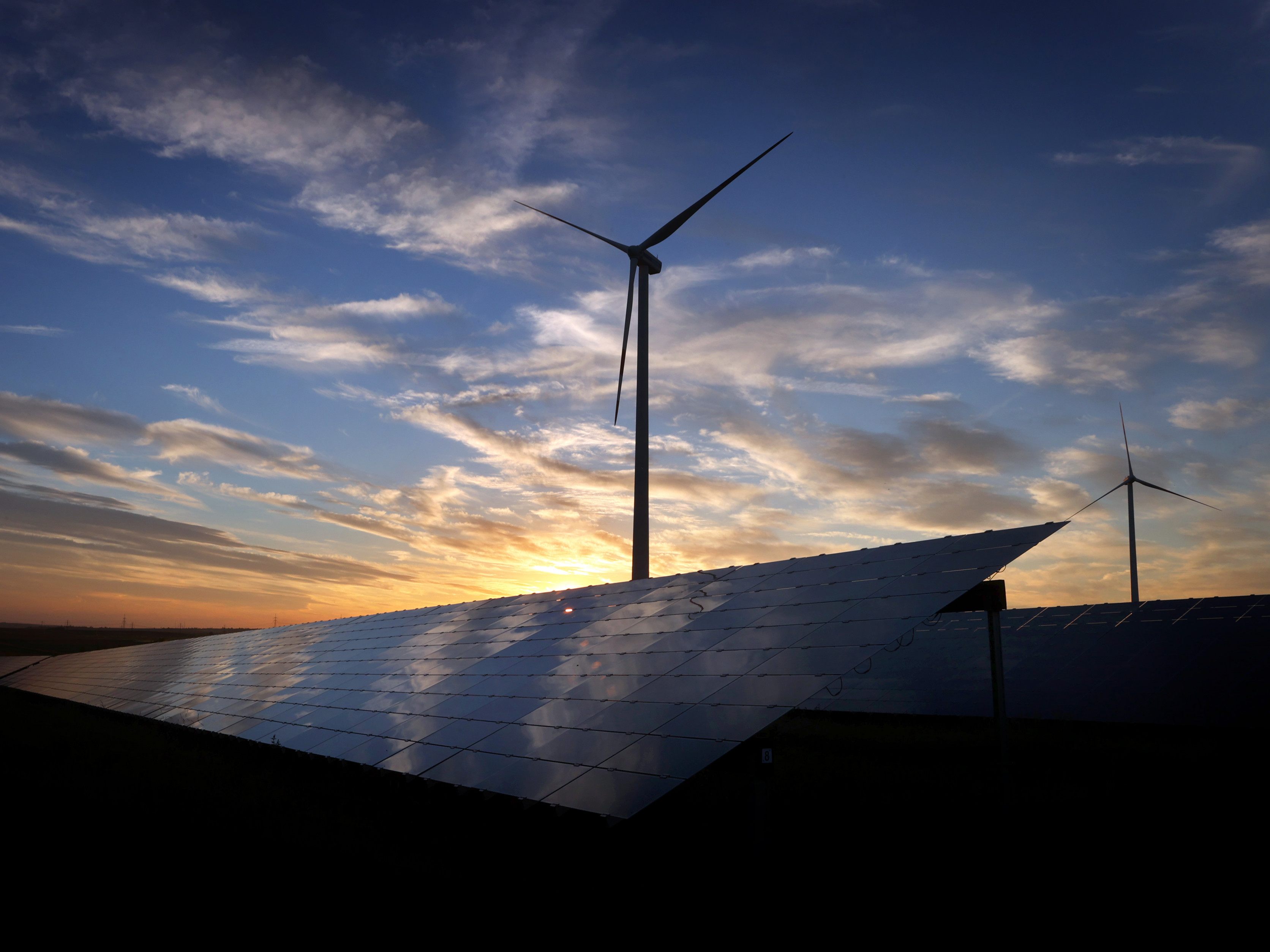 Der Ausbau von Sonnen- und Windenergie ist 2021 stark gestiegen. Der Ausbau von Sonnen- und Windenergie ist 2021 stark gestiegen.