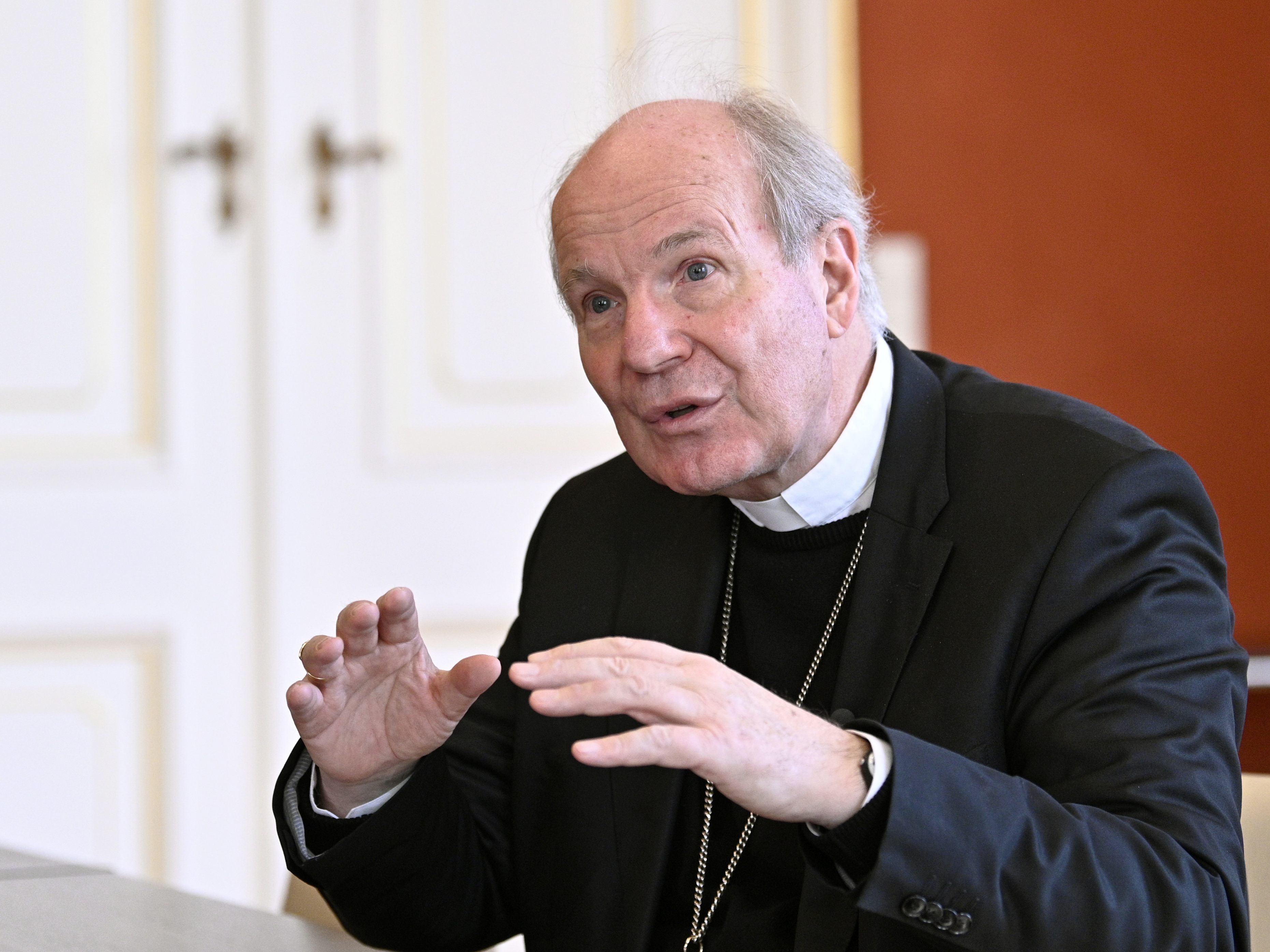 Kritik am Umgang der Öffentlichkeit mit Politikerinnen und Politikern kommt von Christoph Schönborn. Kritik am Umgang der Öffentlichkeit mit Politikerinnen und Politikern kommt von Christoph Schönborn.