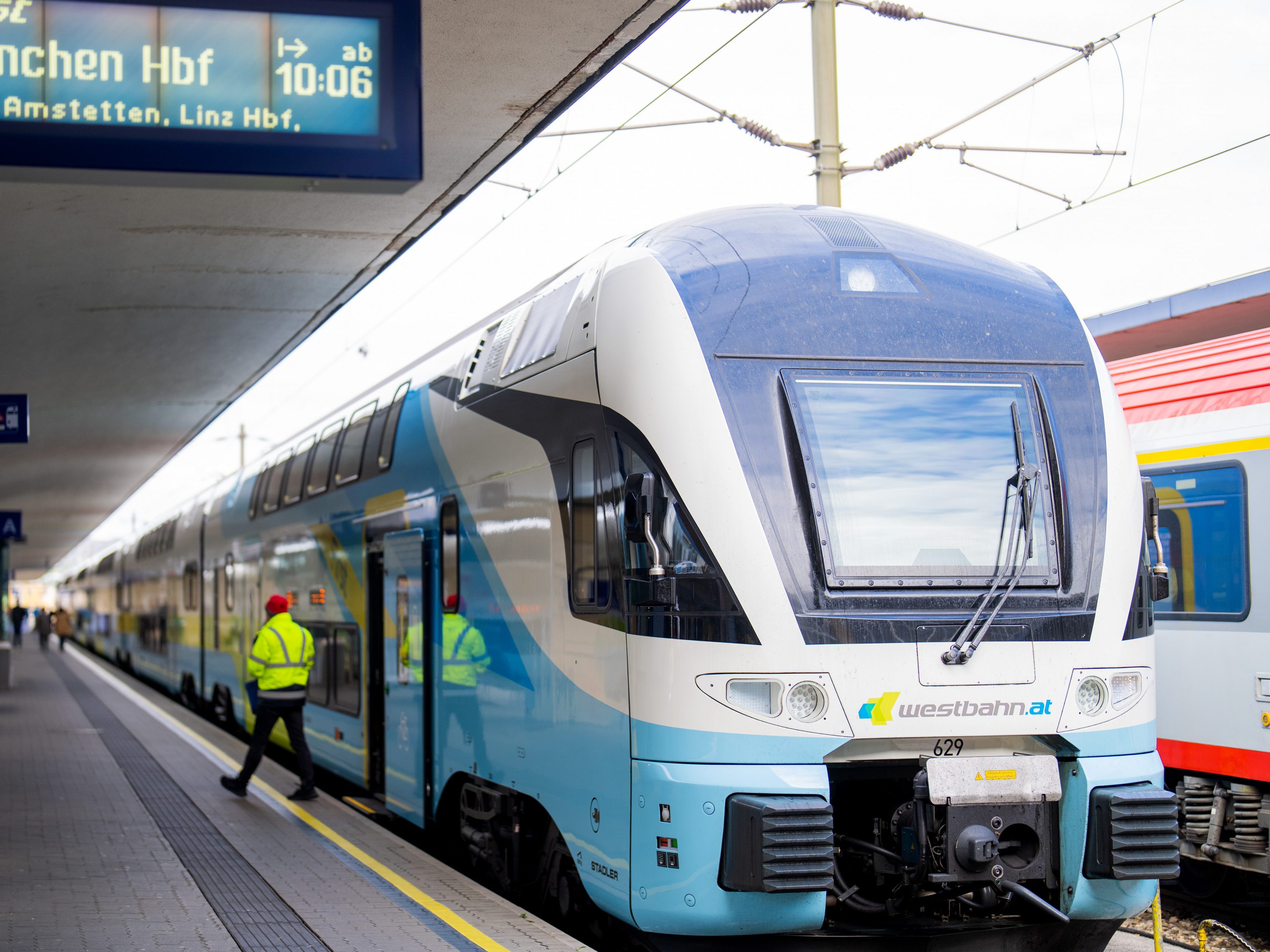 Mit dem SommerHit-Ticket der Westbahn können Jugendliche und junge Erwachsene günstig mit dem Zug im Sommer unterwegs sein.