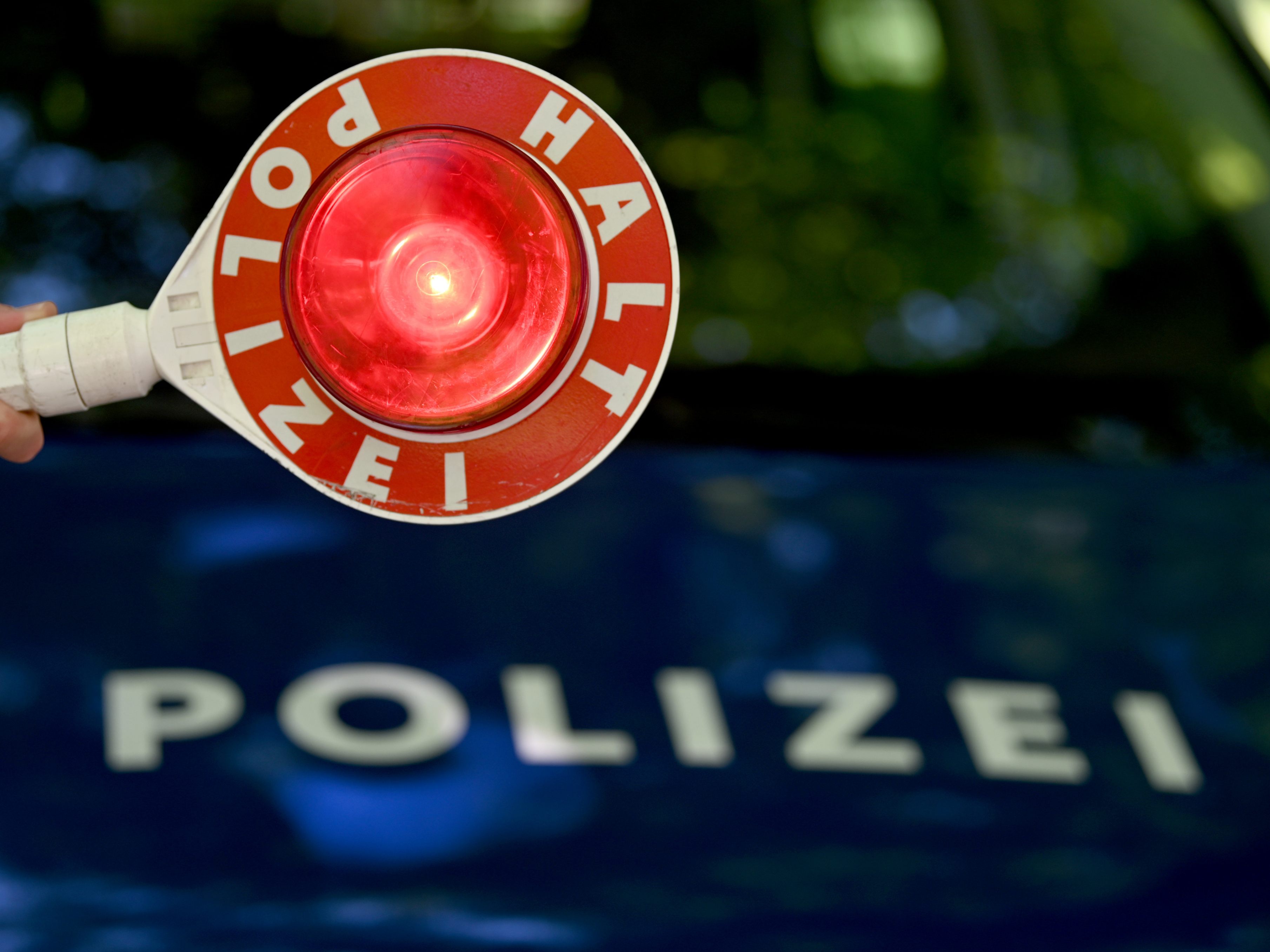 Ein 22-jähriger Drogenlenker lieferte sich eine Verfolgungsjagd mit der Polizei in Oberösterreich.