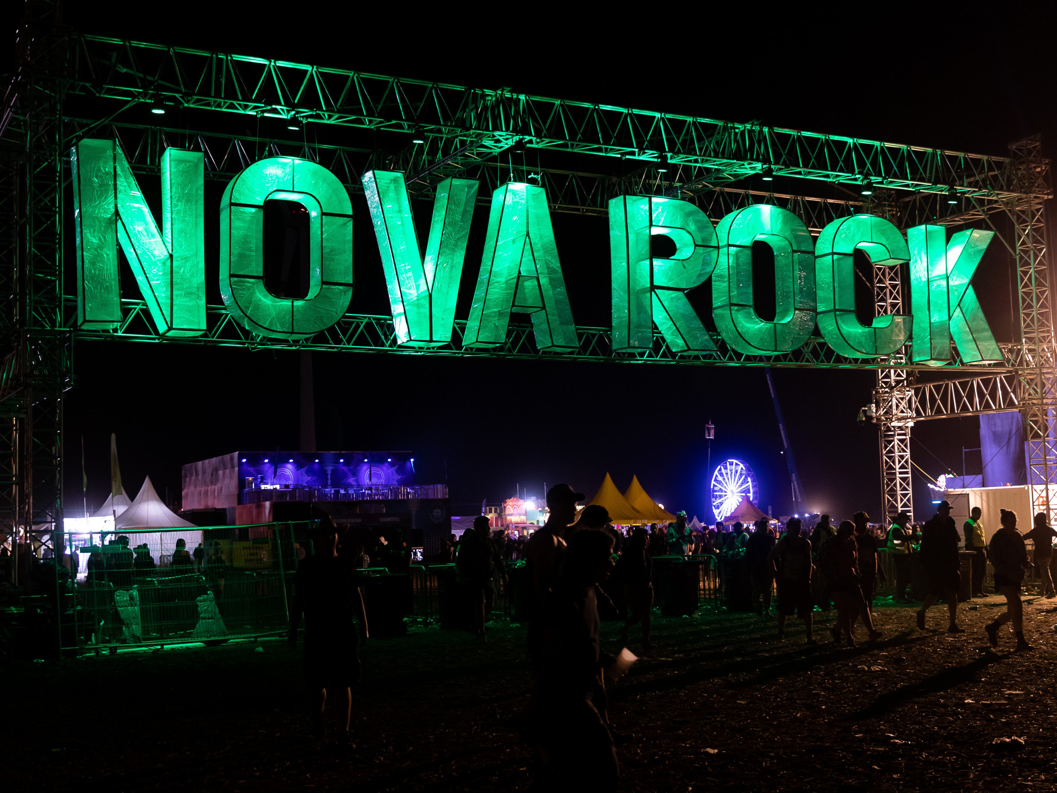 Am dritten Tag des Nova Rocks 2022 gab es viel Staub in den Lungen und viel Musik im Ohr.