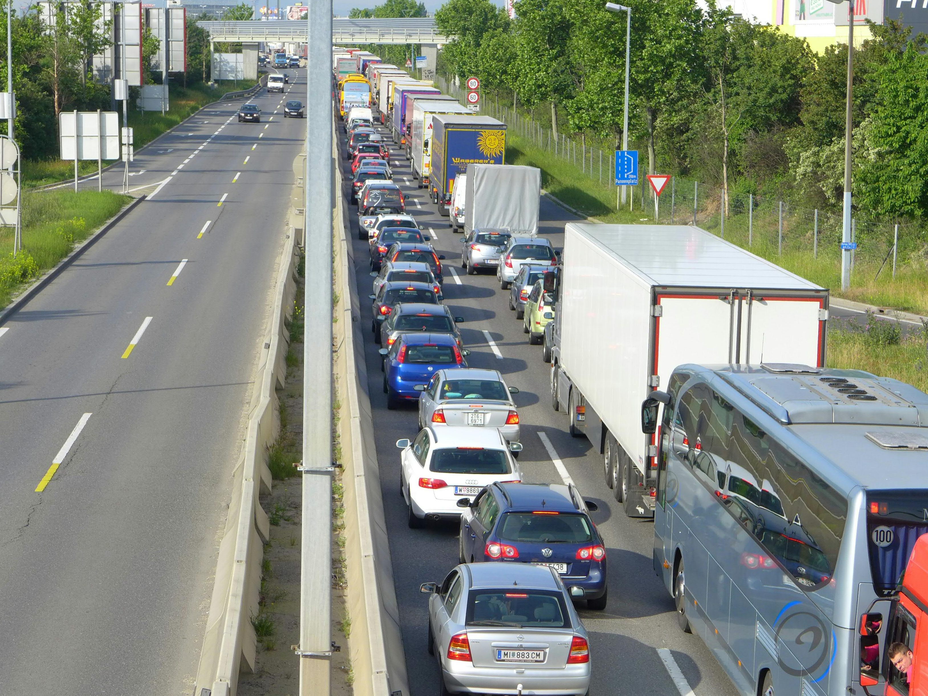 Nach dem Pfingstwochenende überlastete Lkw-Verkehr und dadurch ausgelöster extremer Stau die Wiener Nordeinfahrt. Nach dem Pfingstwochenende überlastete Lkw-Verkehr und dadurch ausgelöster extremer Stau die Wiener Nordeinfahrt.