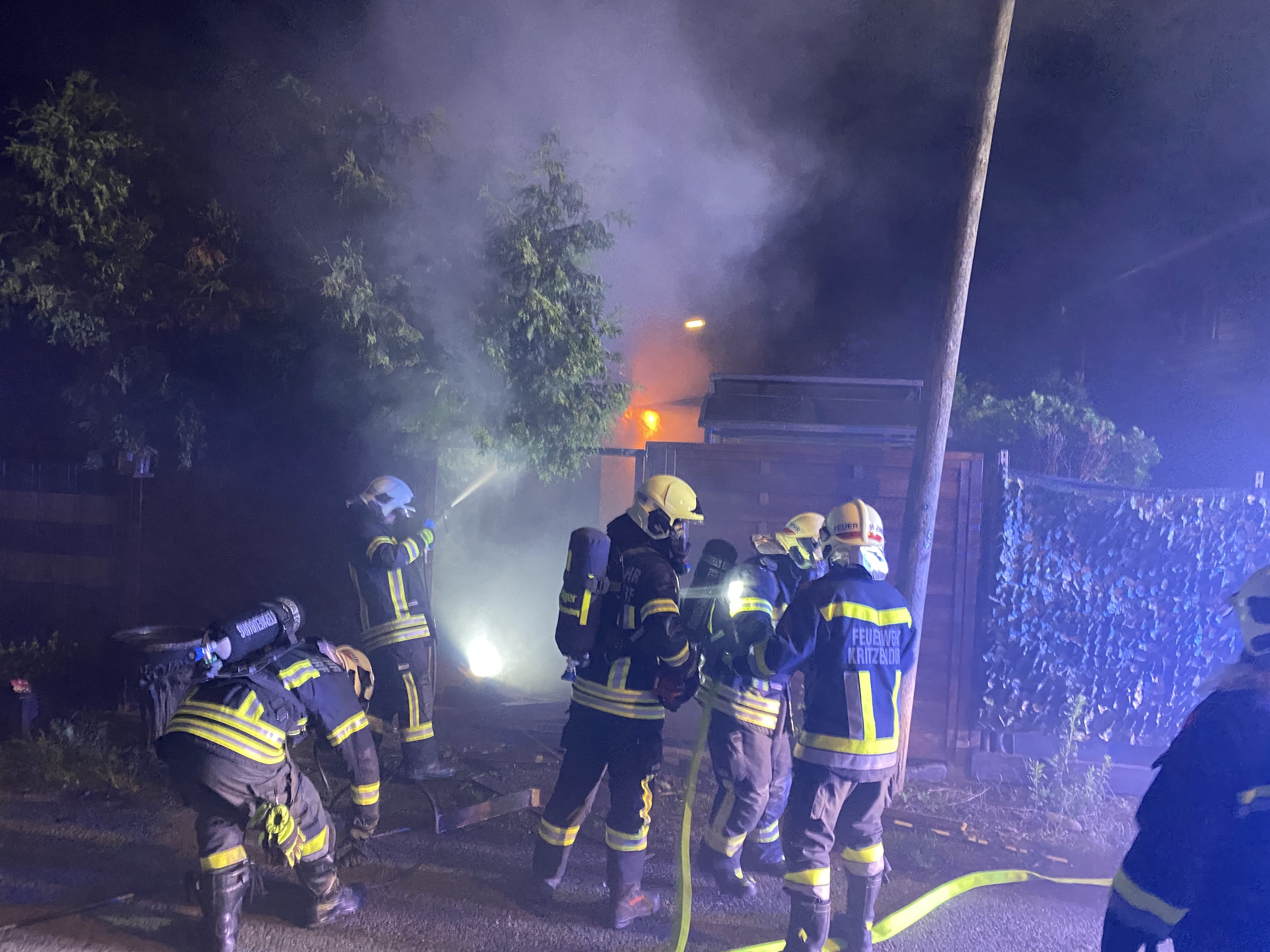 Eine Wohnkabine im Strombad Kritzendorf ging in Flammen auf. Eine Wohnkabine im Strombad Kritzendorf ging in Flammen auf.