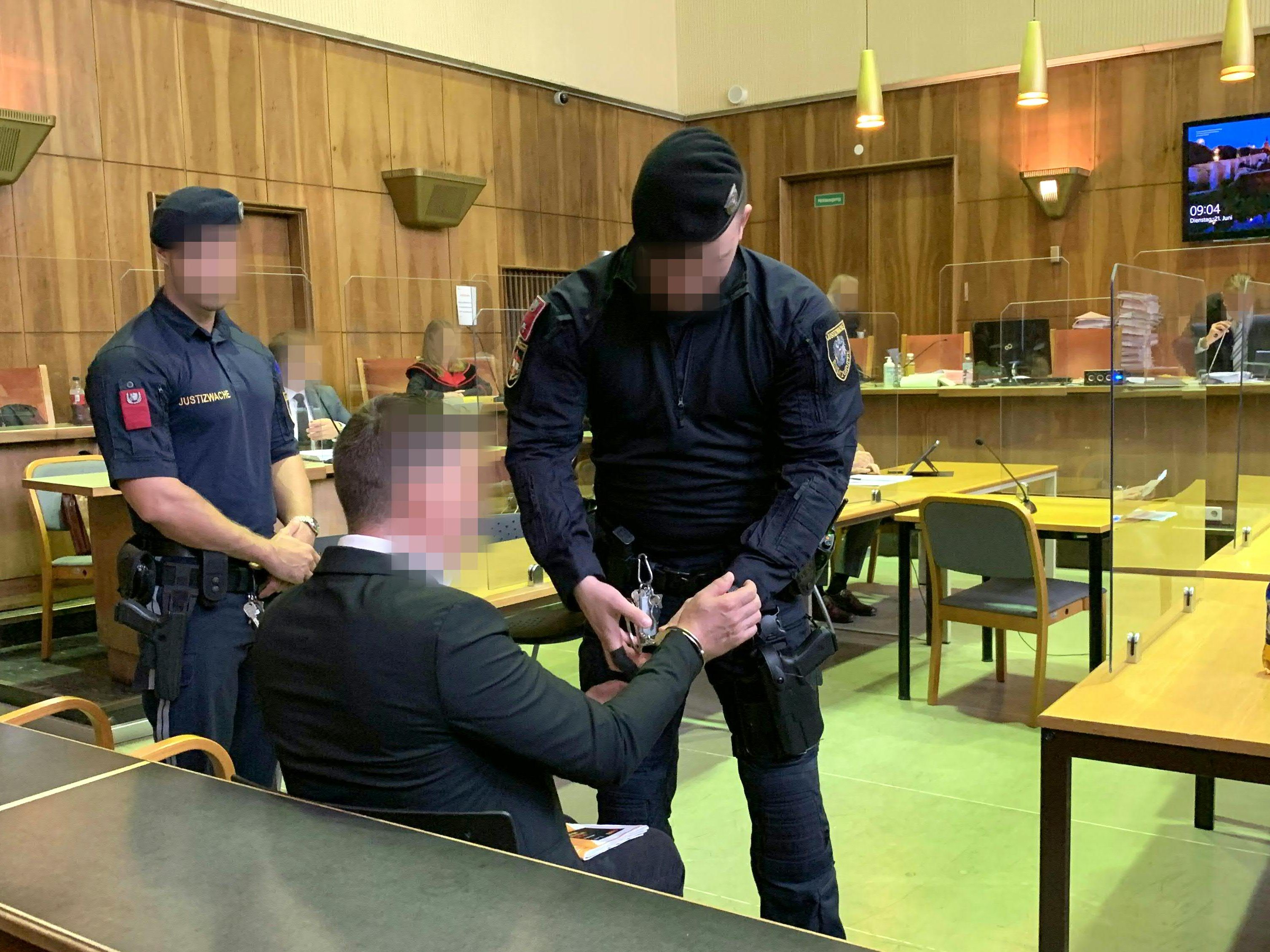Zu sechs Jahre Haft wurde ein Steirer verurteilt, weil er mit einem Hammer auf seine Ehefrau eingeschlagen hatte Zu sechs Jahre Haft wurde ein Steirer verurteilt, weil er mit einem Hammer auf seine Ehefrau eingeschlagen hatte