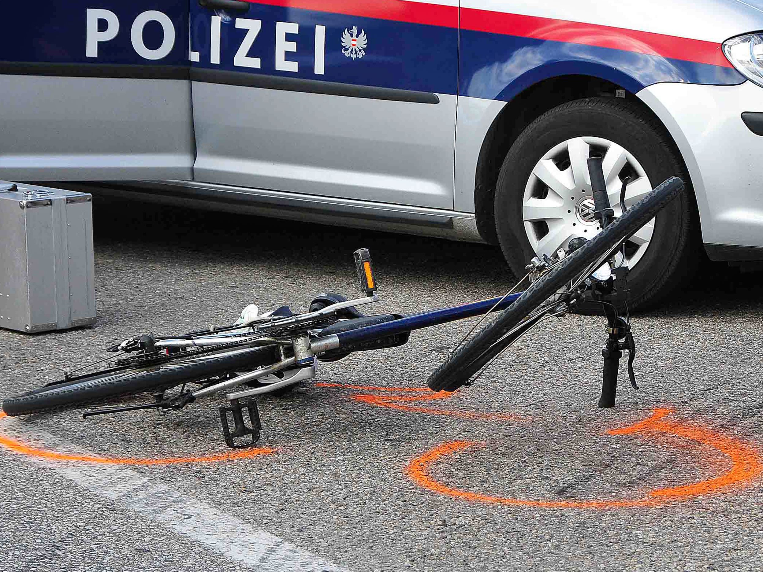 Ein Radfahrer wurde im Bezirk Krems von einem unbekanntem Autofahrer niedergestoßen Ein Radfahrer wurde im Bezirk Krems von einem unbekanntem Autofahrer niedergestoßen