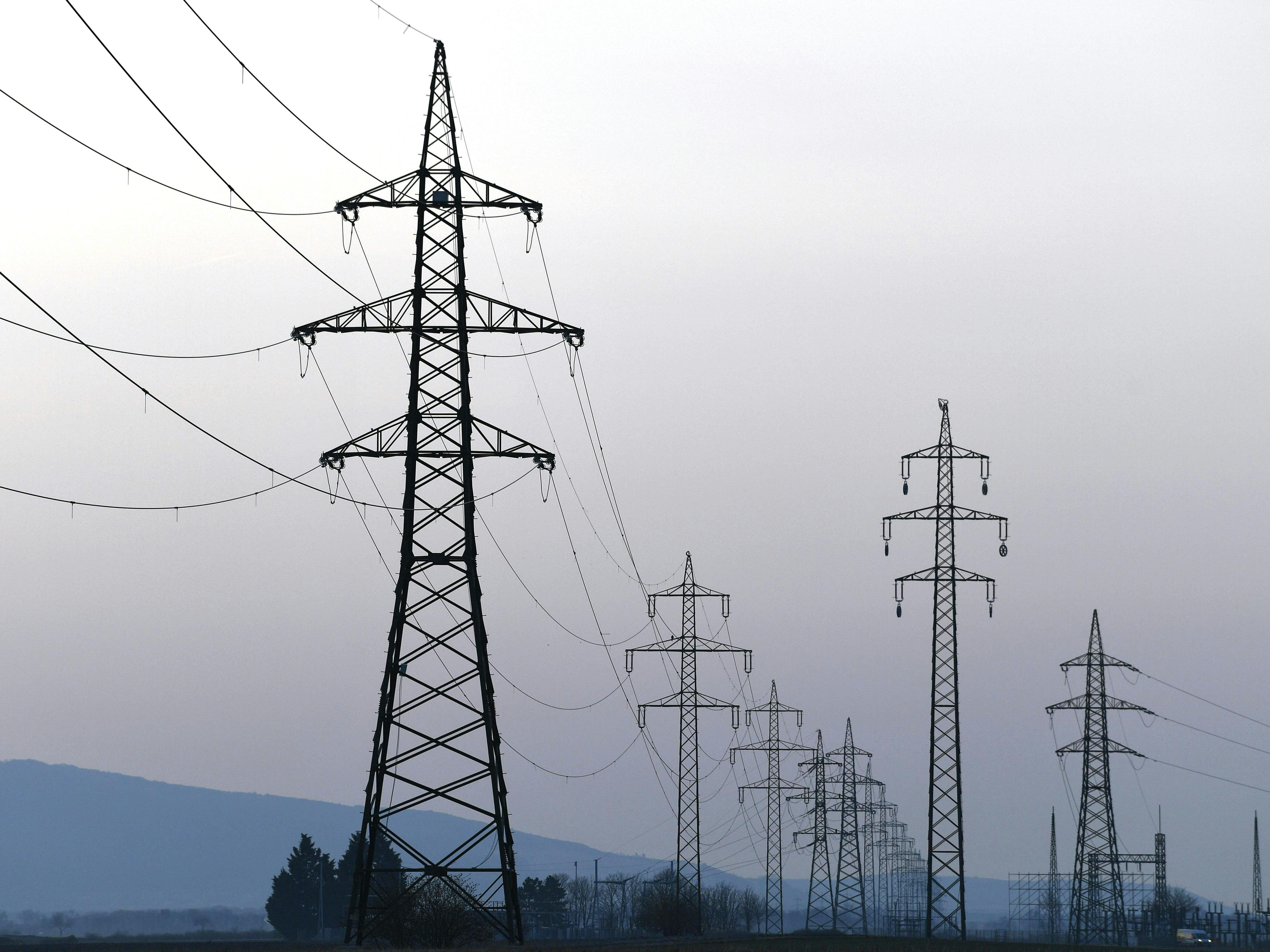 Wirtschaft und Industrie fordern die Regierung auf, schleunigst einen Energieplan für den Notfall vorzulegen. Wirtschaft und Industrie fordern die Regierung auf, schleunigst einen Energieplan für den Notfall vorzulegen.