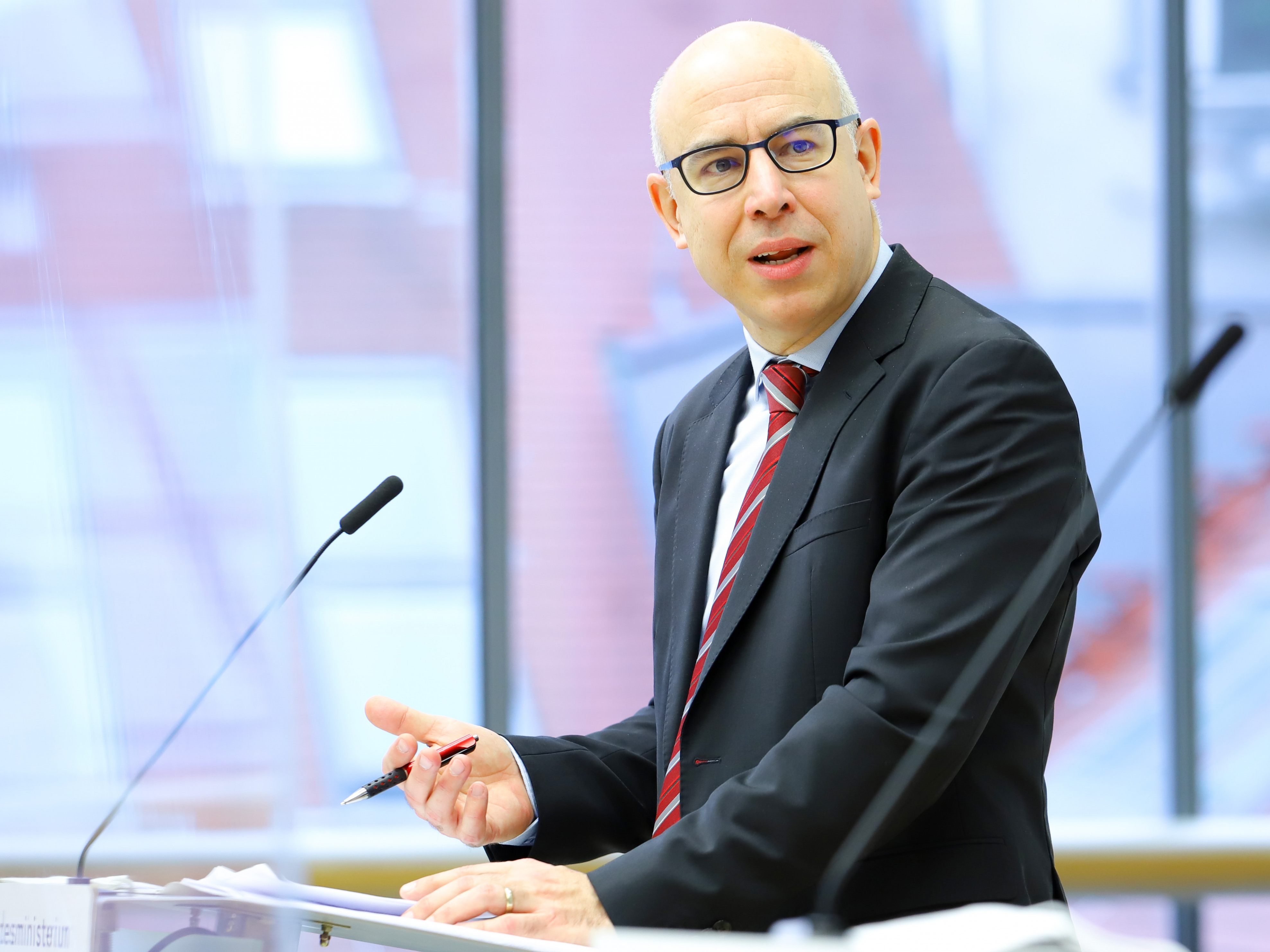 Der Wifo-Chef spricht sich für die Aktivierung heimischer Arbeitskräfte aus.