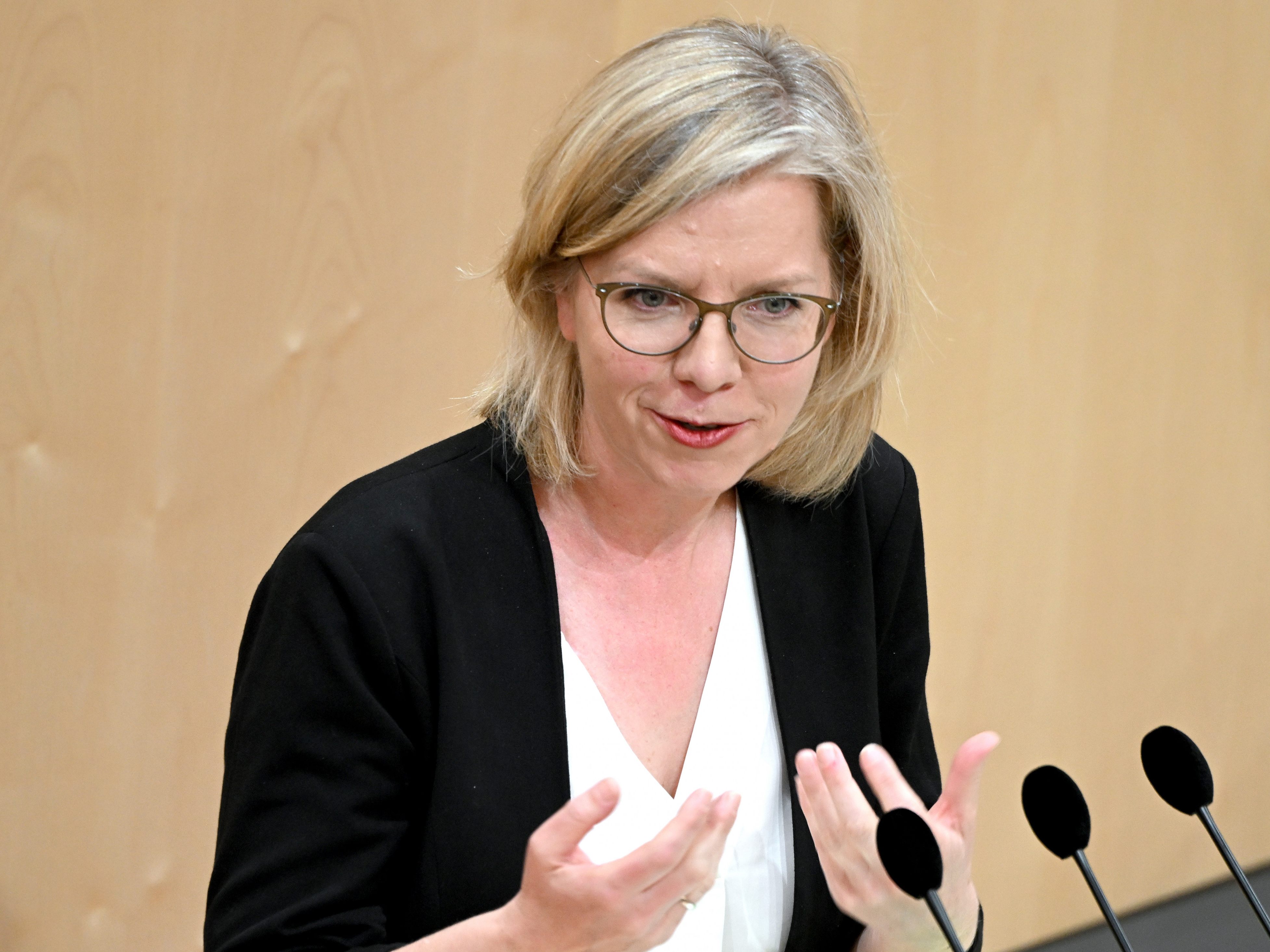 Klimaministerin Gewessler rechnet mit einem Ergebnis der Verhandlungen zur Verschiebung der CO2 Bepreisung in den nächsten Tagen Klimaministerin Gewessler rechnet mit einem Ergebnis der Verhandlungen zur Verschiebung der CO2 Bepreisung in den nächsten Tagen