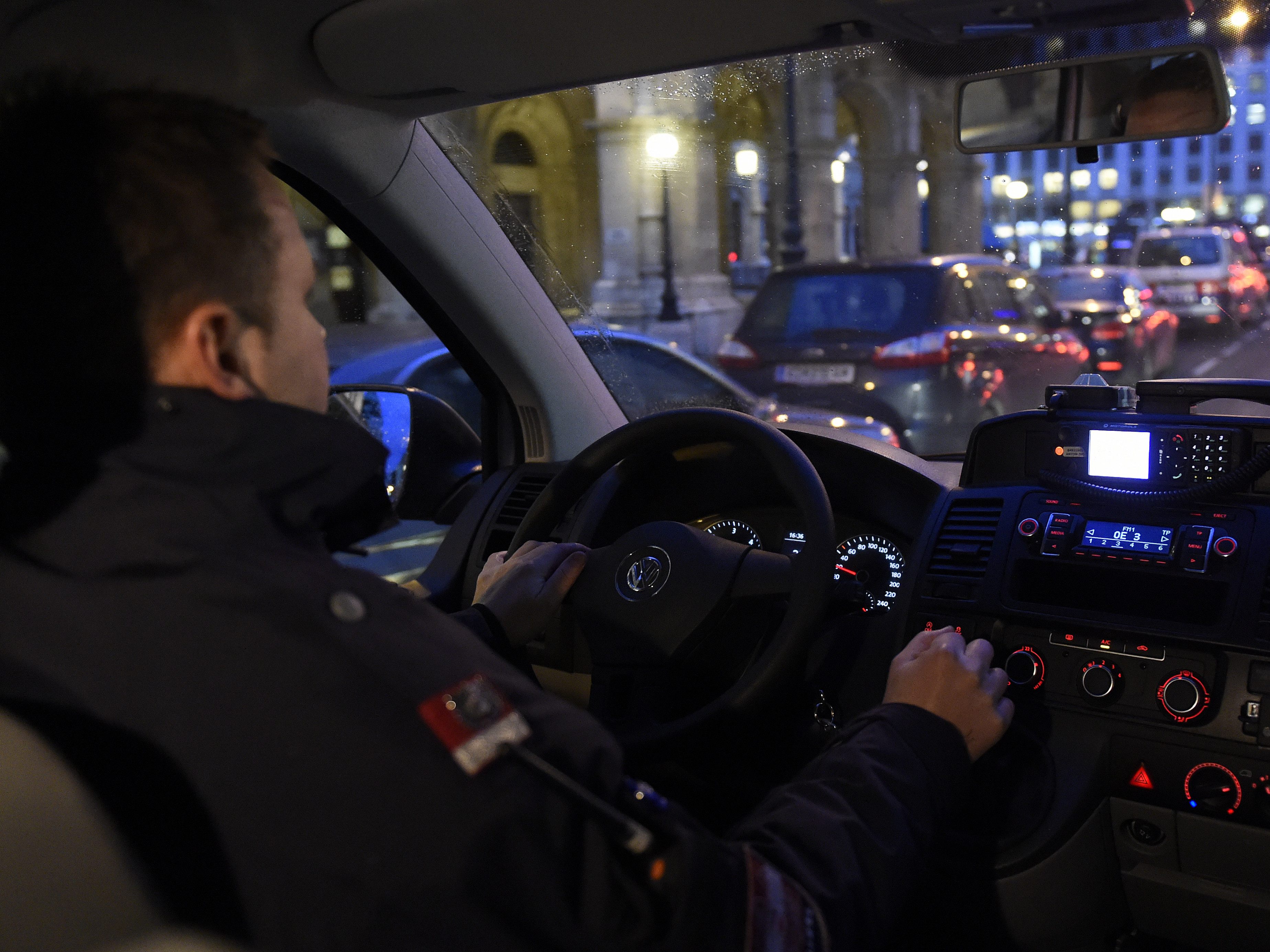 Polizisten verfolgten die verdächtigen Personen auf dem Motorrad in Wien.