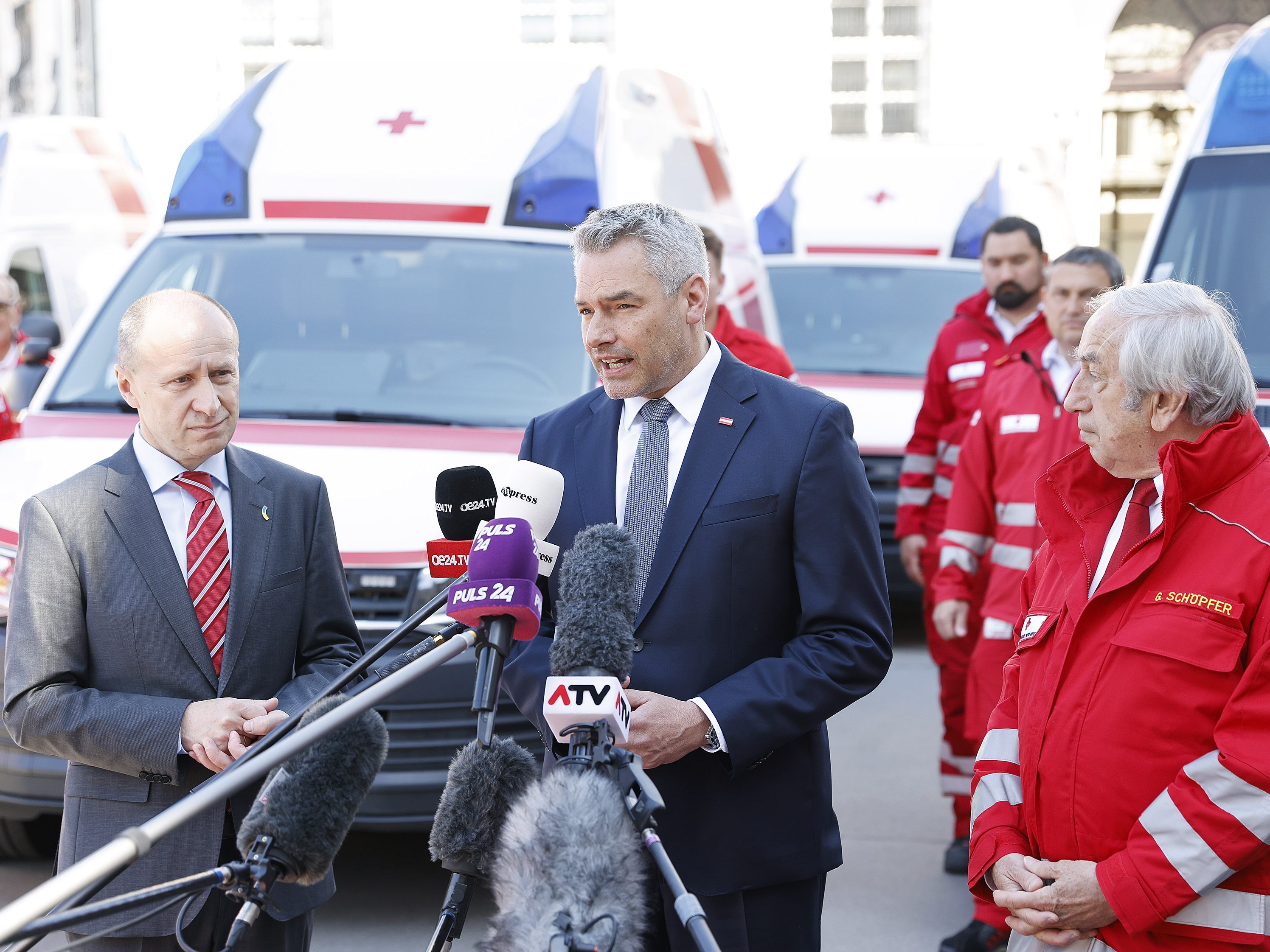 Unter anderem Karl Nehammer hat in Wien Rettungsfahrzeuge für die Ukraine verabschiedet. Unter anderem Karl Nehammer hat in Wien Rettungsfahrzeuge für die Ukraine verabschiedet.