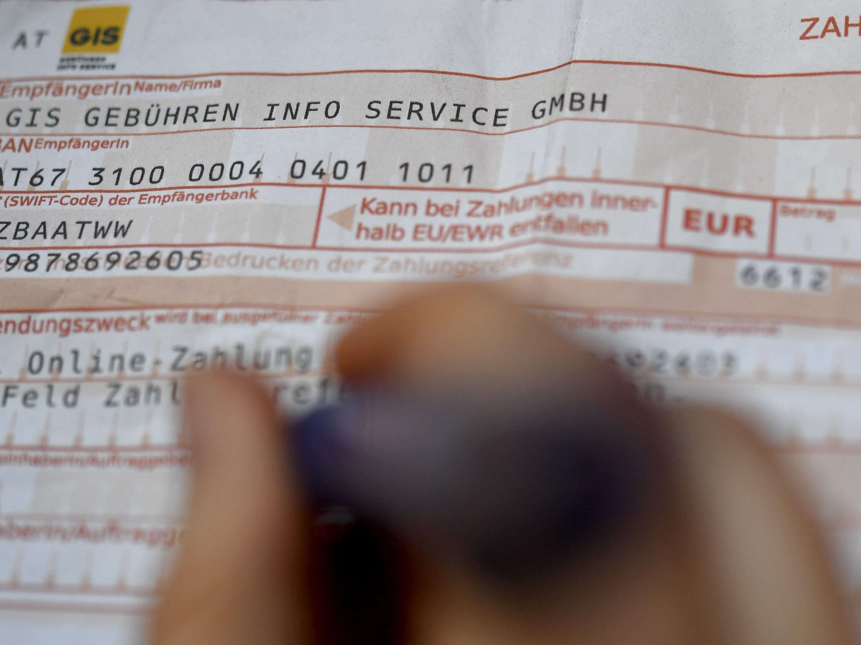 Die grüne Mediensprecherin will eine Haushaltsabgabe für ORF-Nutzer anstatt der GIS-Gebühr. Die grüne Mediensprecherin will eine Haushaltsabgabe für ORF-Nutzer anstatt der GIS-Gebühr.