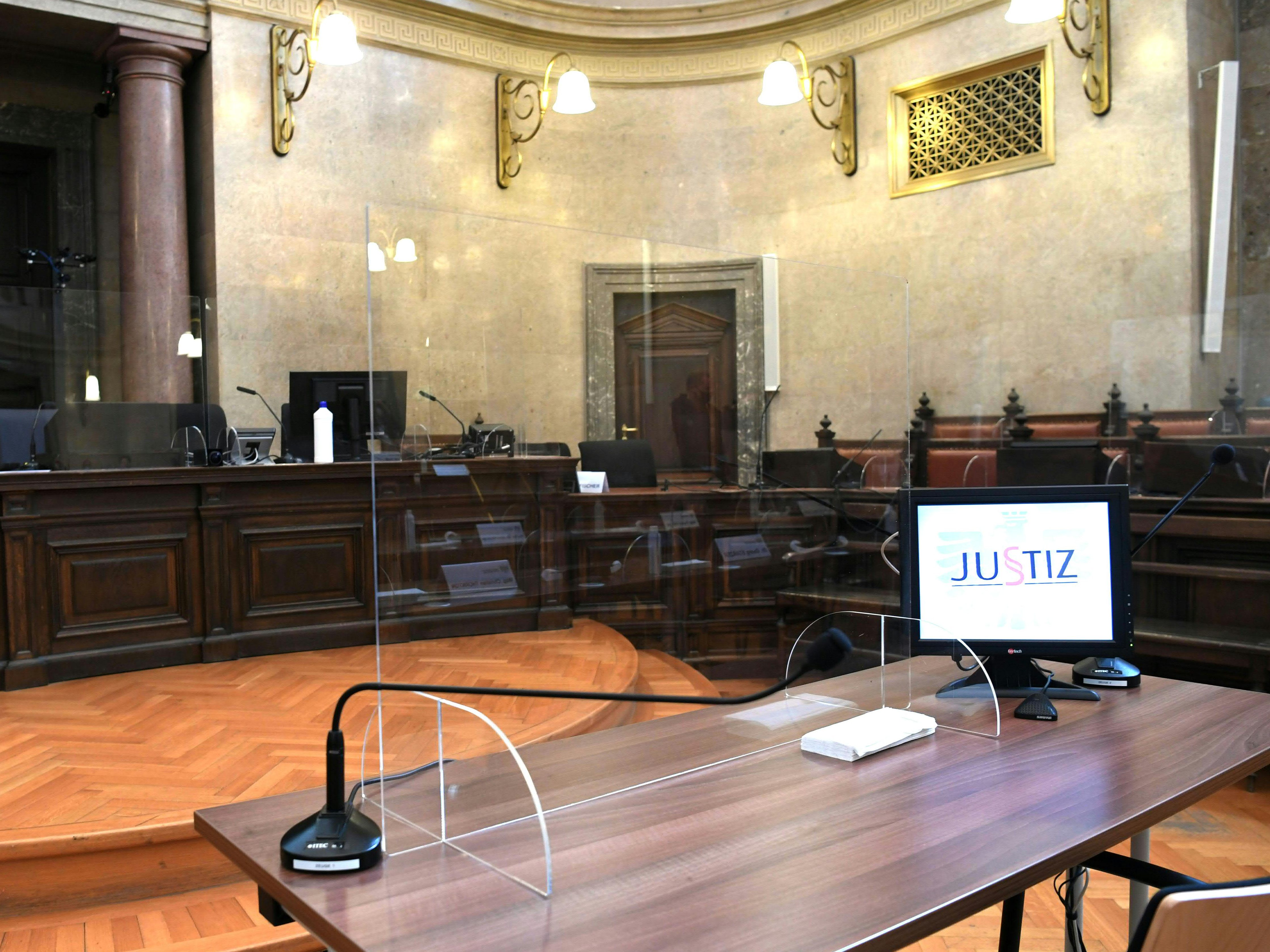 Ein Gynäkologe stand in Wien vor Gericht, weil er eine Patientin unter Hypnose unsittlich berührt haben soll.