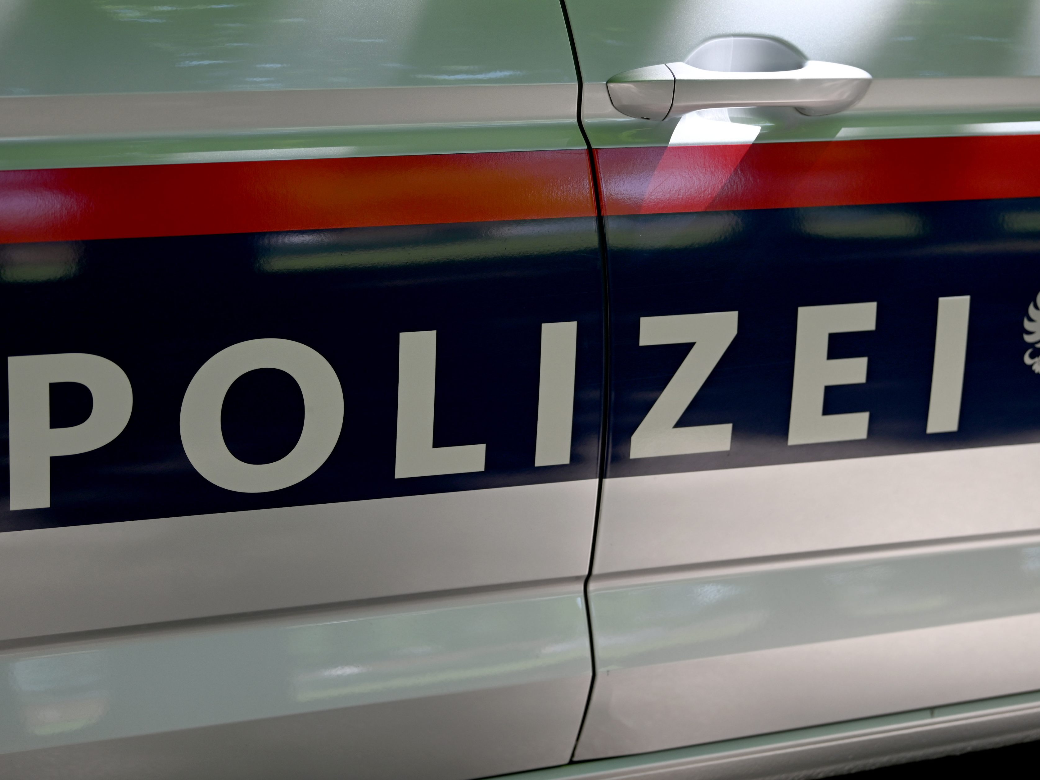 Ein PKW-Fahrer stieß beim Ausparken in Niederösterreich eine 80-Jährige um und beging Fahrerflucht.