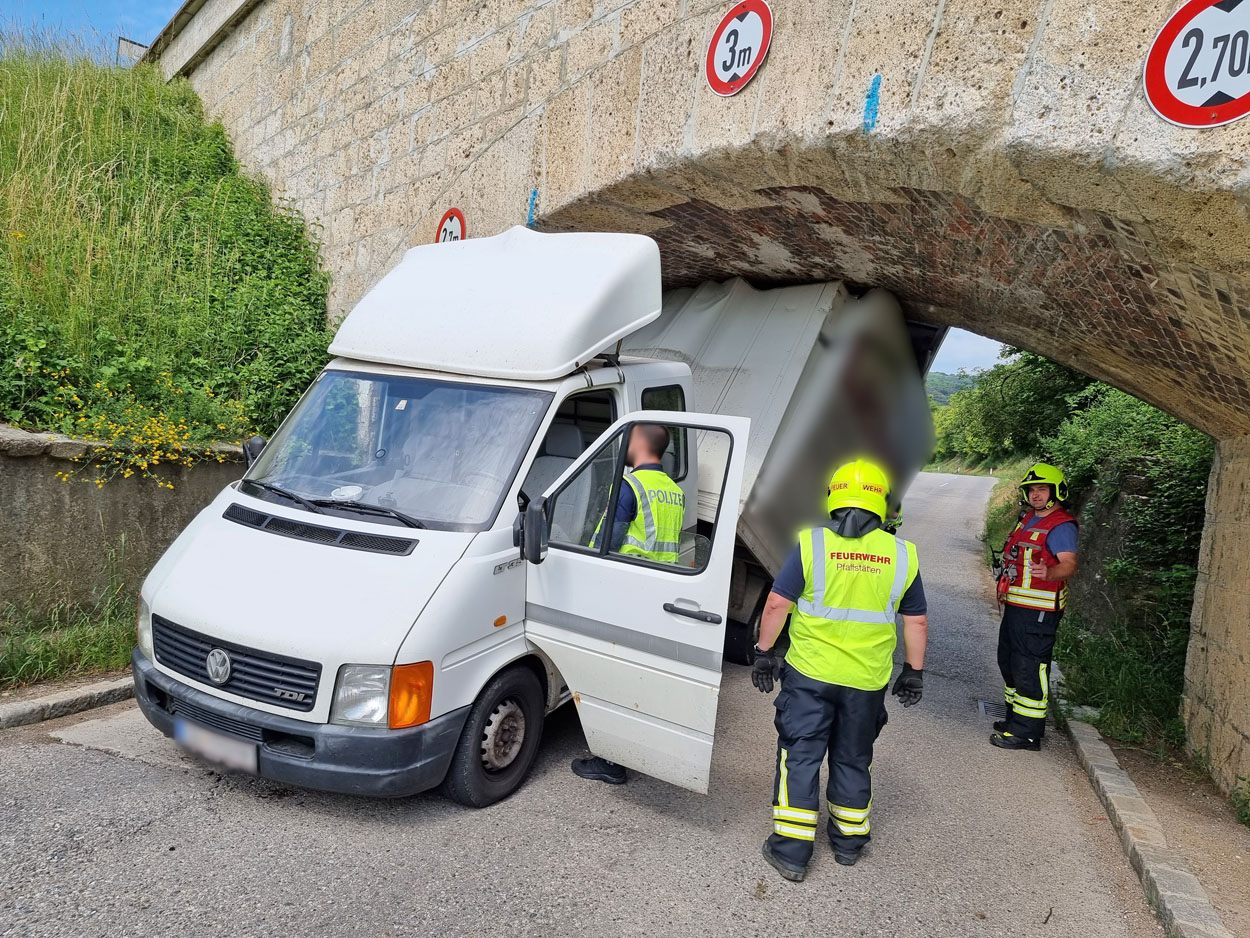 Ein Kleintransporter blieb in Pfaffstätten unter einem Viadukt stecken.