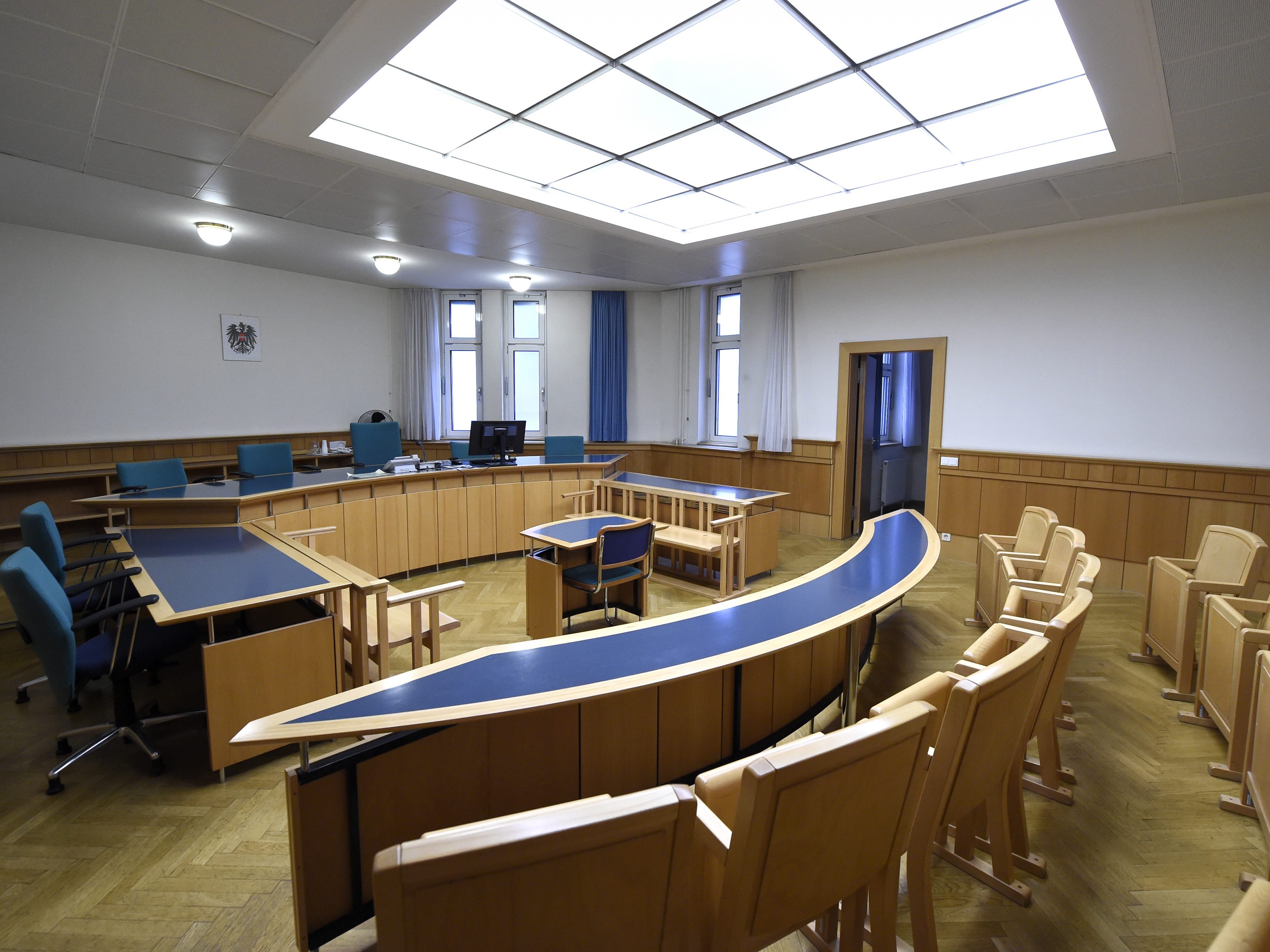 Der Prozess um die Messerattacke auf einen Justizwachebeamten startet am Montag in Krems.