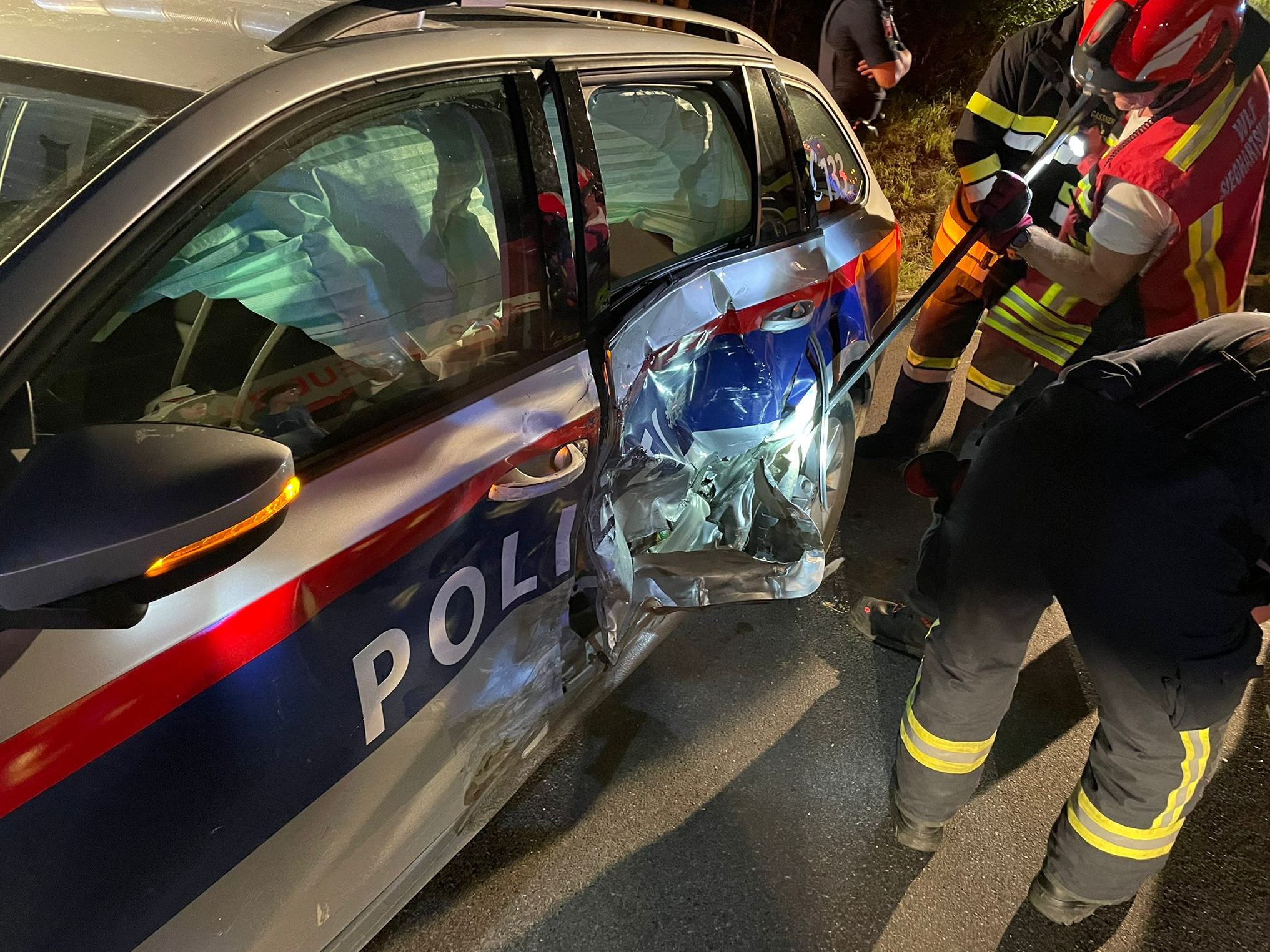 Im Bezirk Tulln krachte ein Pensionist Freitagabend in ein Polizeiauto.