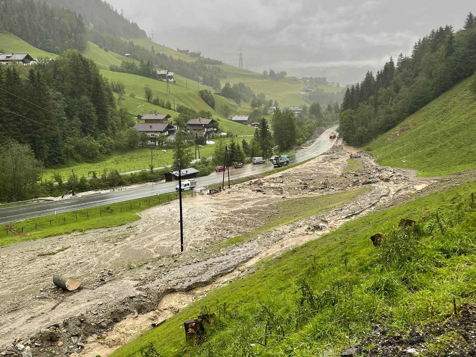 Im Salzburger Oberpinzgau hat der starke Regen mehrere Muren ausgelöst.