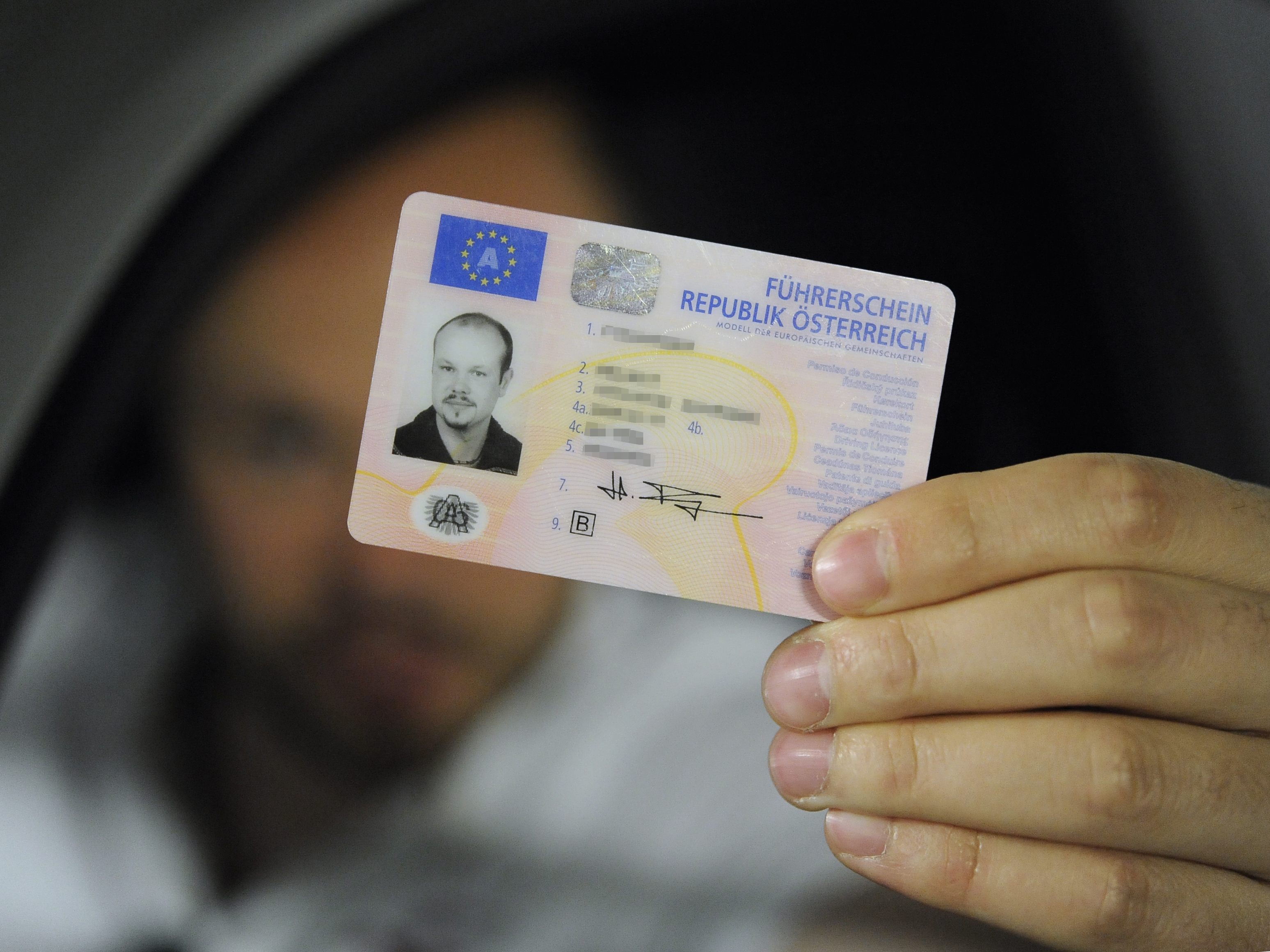 Die Verlängerung befristeter Führerscheine ist ab 1. August gebührenfrei möglich. Die Verlängerung befristeter Führerscheine ist ab 1. August gebührenfrei möglich.