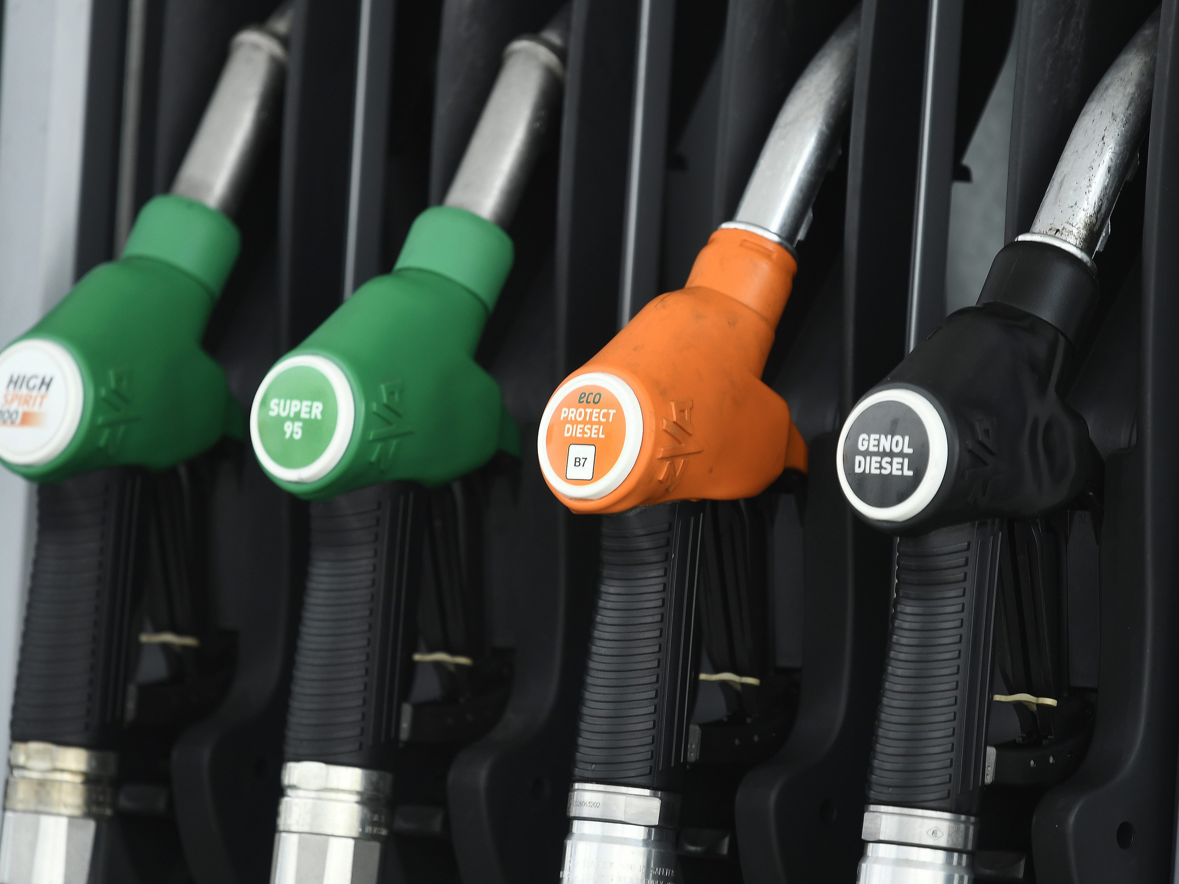 Tankstelle in Salzburg falsch befüllt: Diesel statt Benzin in Tanks. Tankstelle in Salzburg falsch befüllt: Diesel statt Benzin in Tanks.