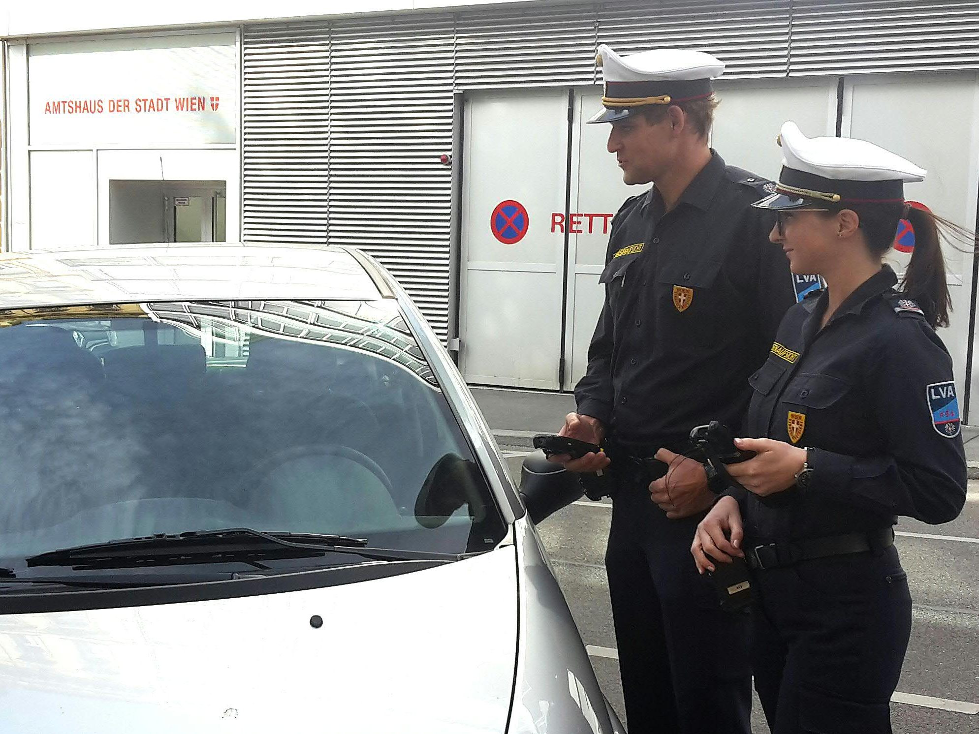 Zwei Parksheriffs wurden in Wien-Donaustadt mit einem Teleskopschlagstock bedroht.