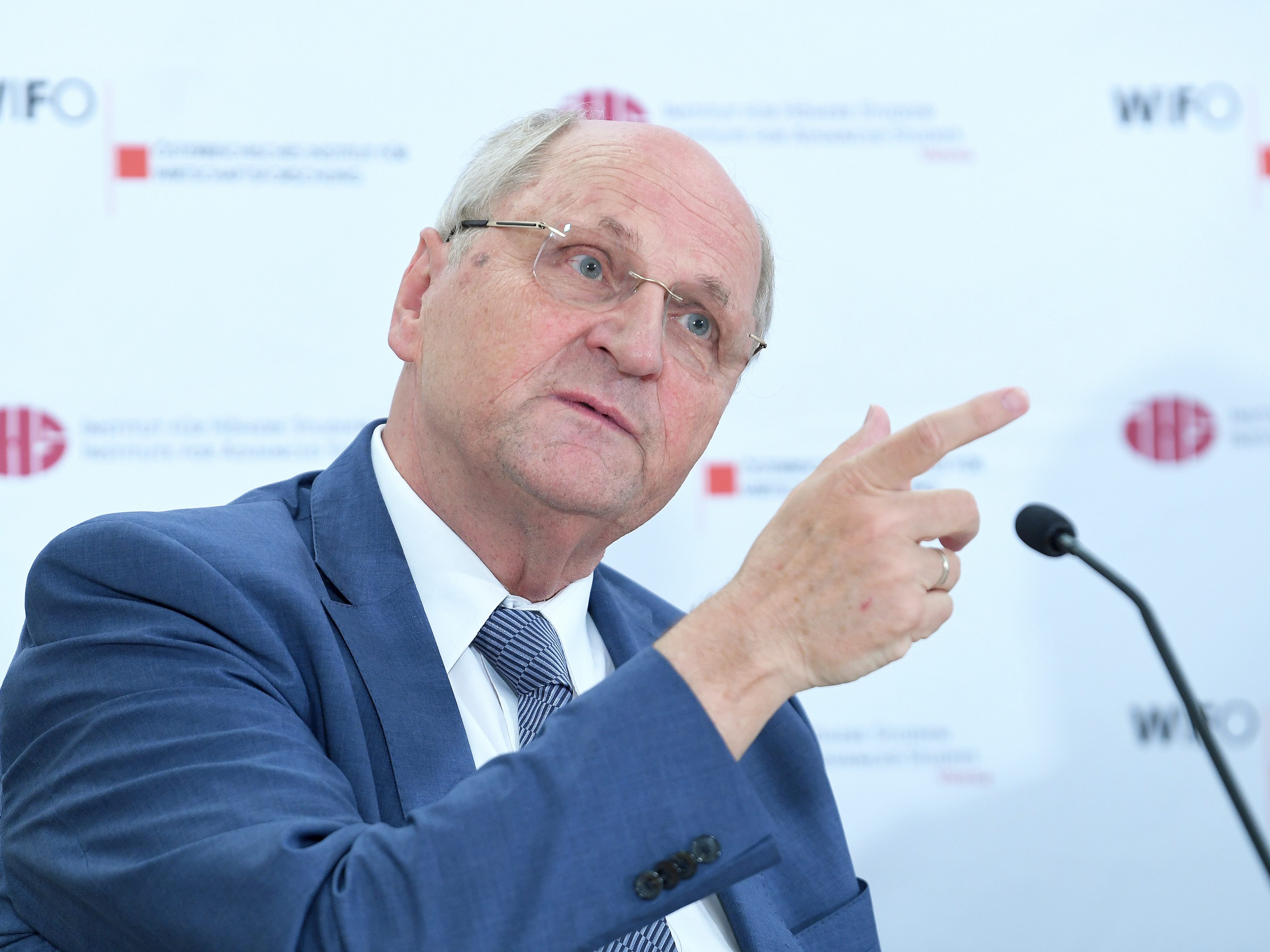 WIFO-Chef und Fiskalrat-Vorsitzender Christoph Badelt ist gegen "Geldverteilungsaktionen an alle". WIFO-Chef und Fiskalrat-Vorsitzender Christoph Badelt ist gegen "Geldverteilungsaktionen an alle".