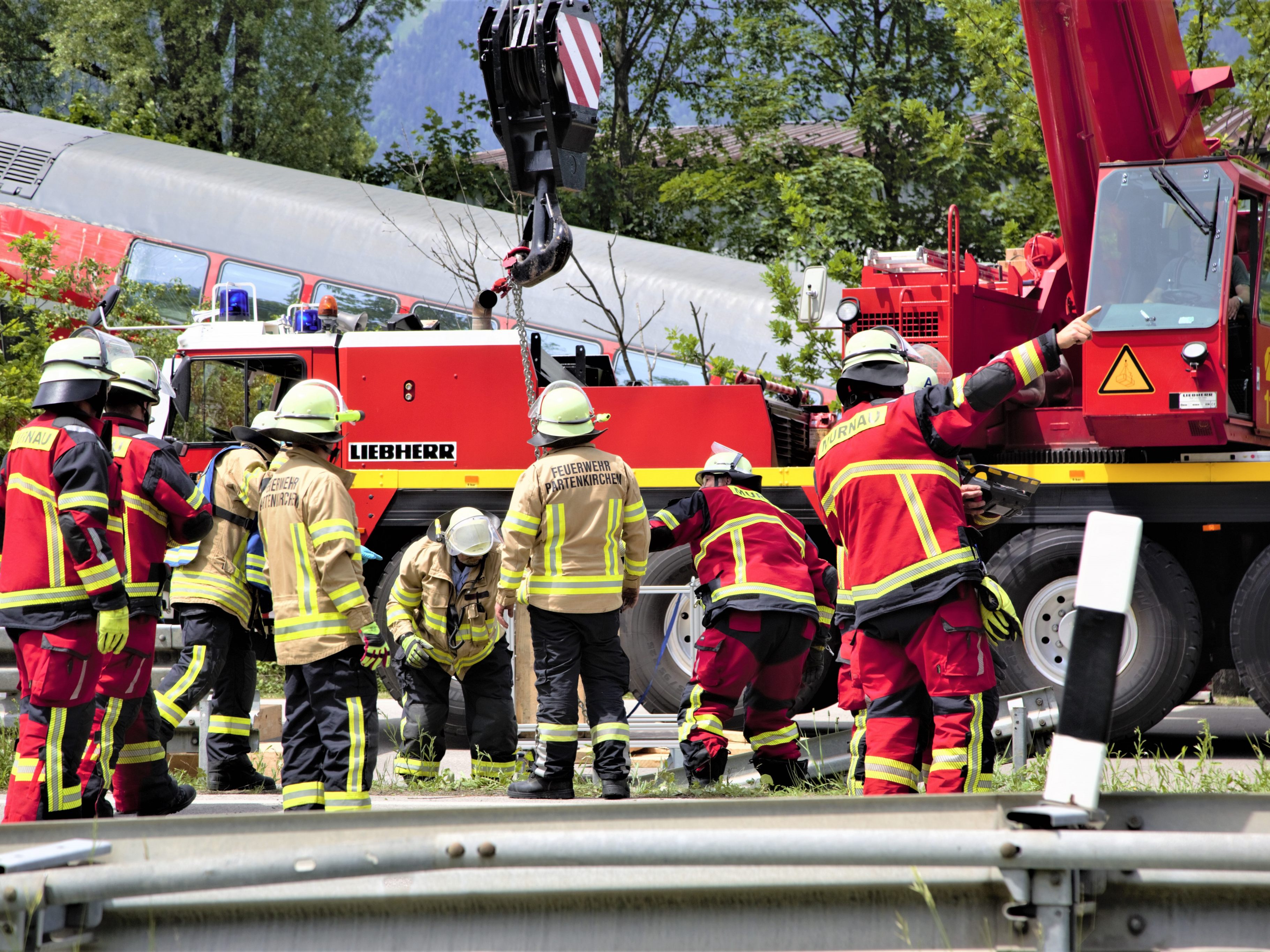 Bei Garmisch-Partenkirchen (Deutschland) gab es ein Zugsunglück. Bei Garmisch-Partenkirchen (Deutschland) gab es ein Zugsunglück.